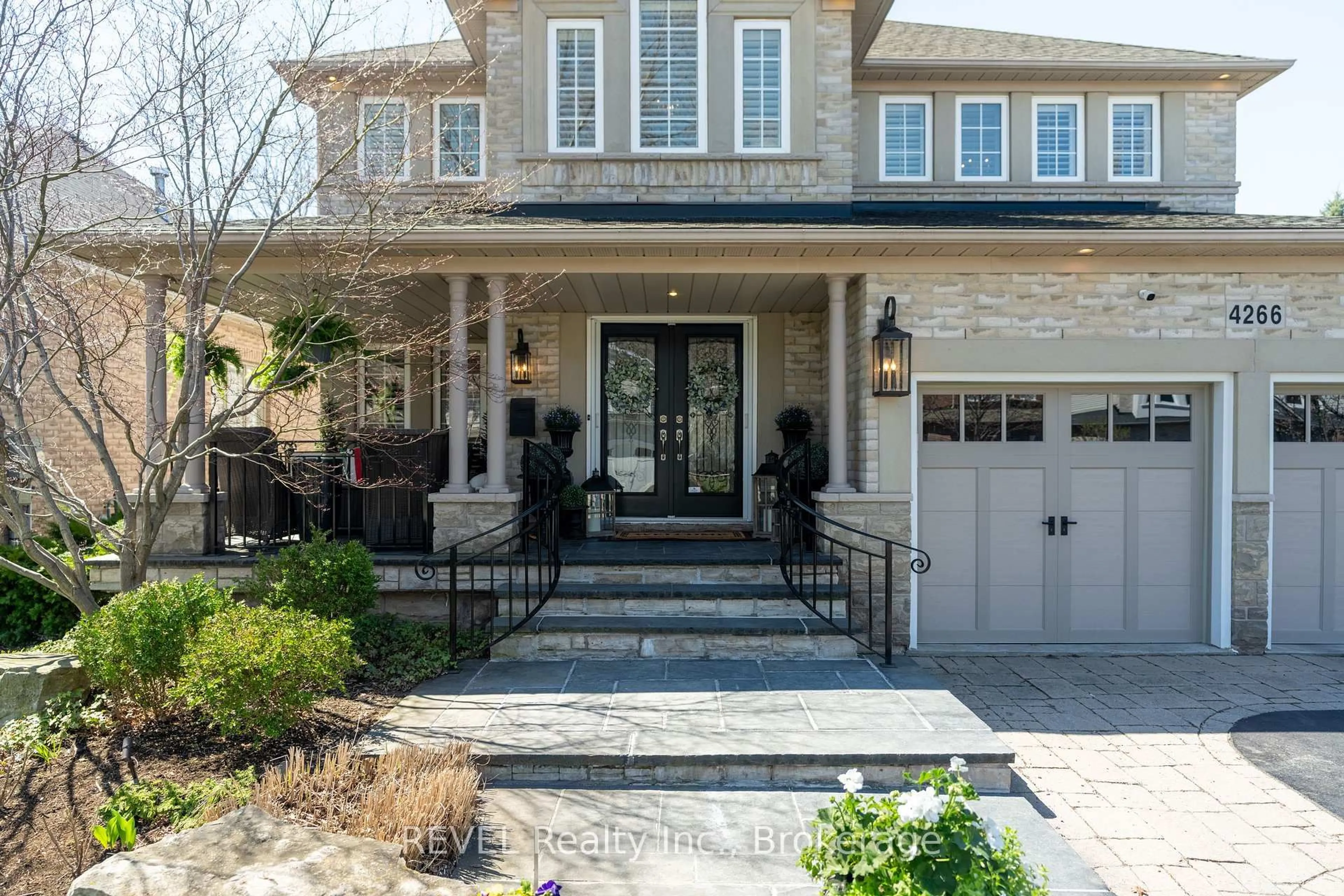 Home with brick exterior material, street for 4266 Clubview Dr, Burlington Ontario L7M 4X2