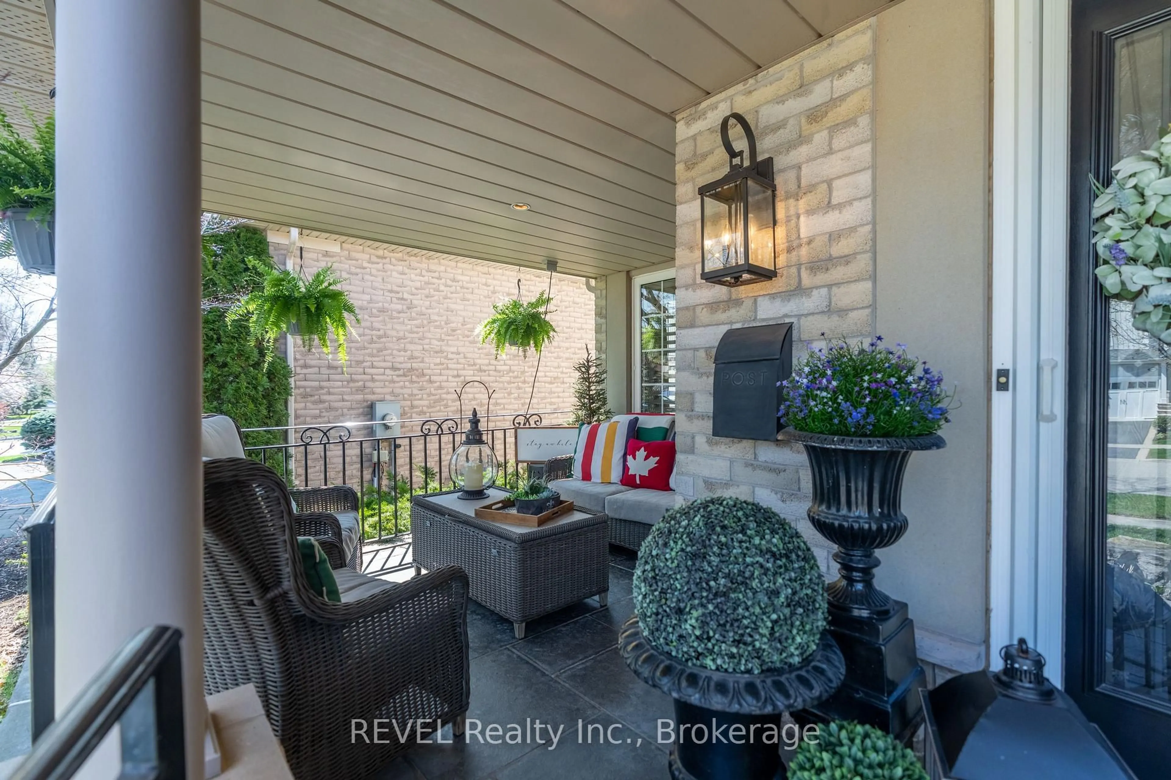 Patio, street for 4266 Clubview Dr, Burlington Ontario L7M 4X2