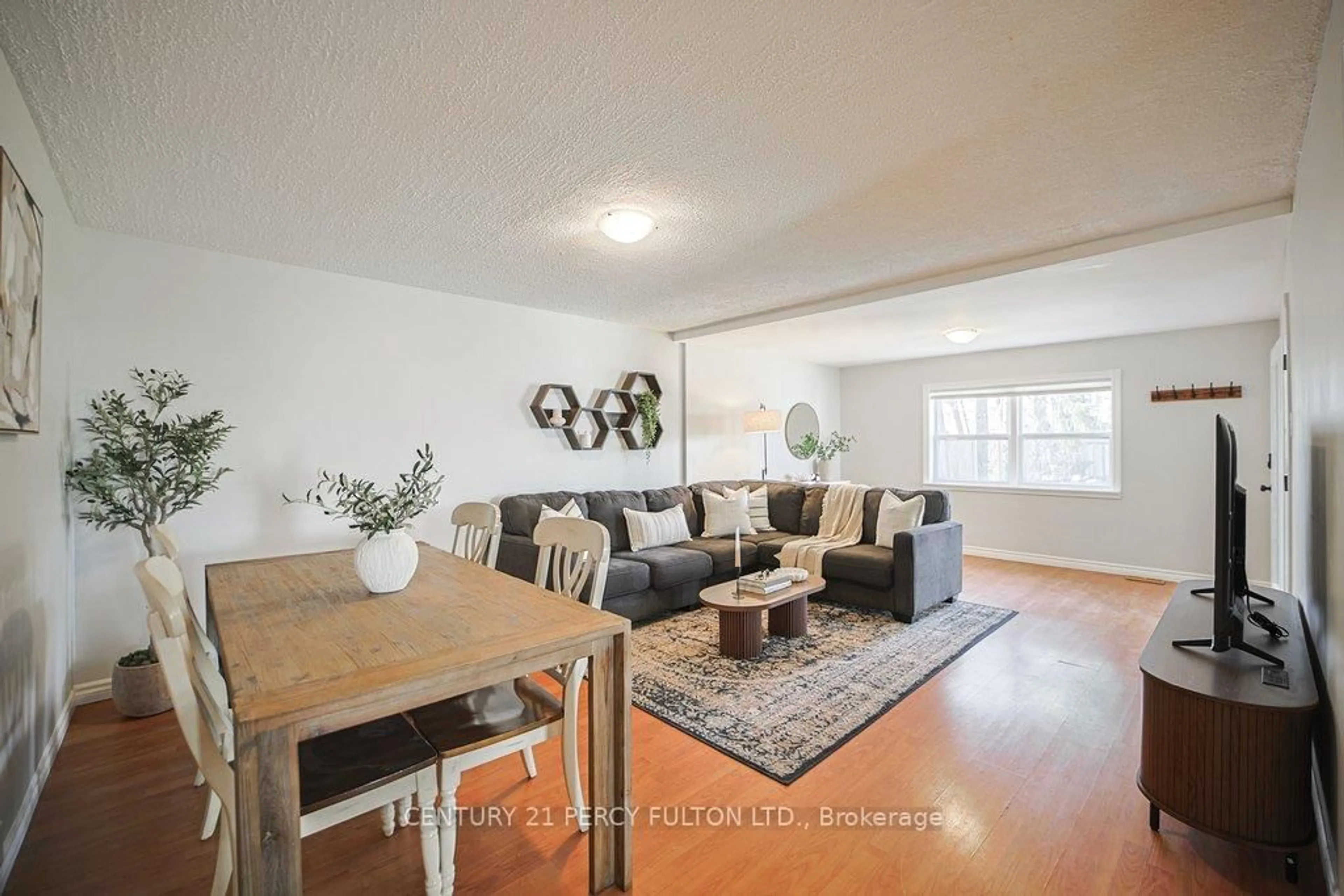 Living room with furniture, wood/laminate floor for 3 Mill St, Brampton Ontario L6Y 1S4