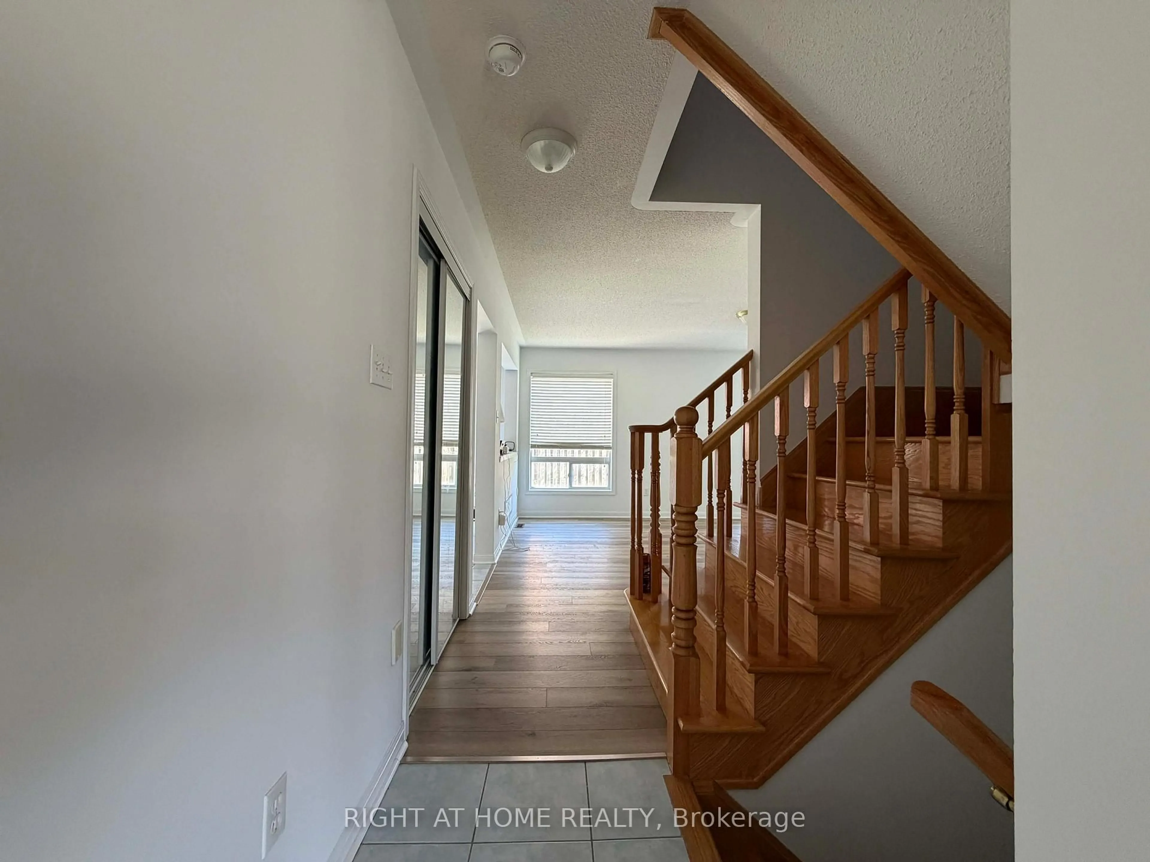 Indoor foyer for 677 Irving Terr, Milton Ontario L9T 6H6