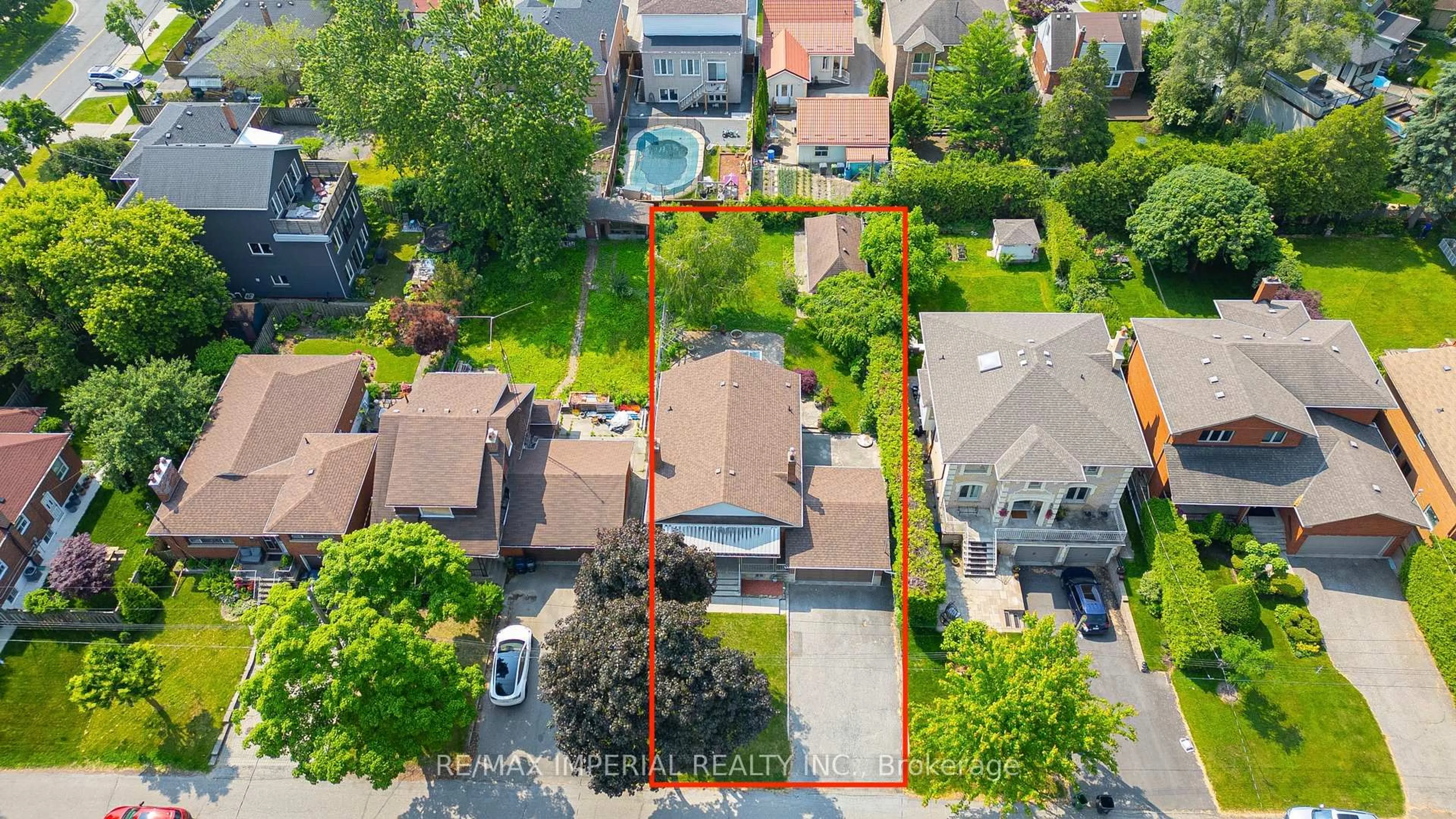 A pic from outside/outdoor area/front of a property/back of a property/a pic from drone, street for 7 Doddington Dr, Toronto Ontario M8Y 1S3