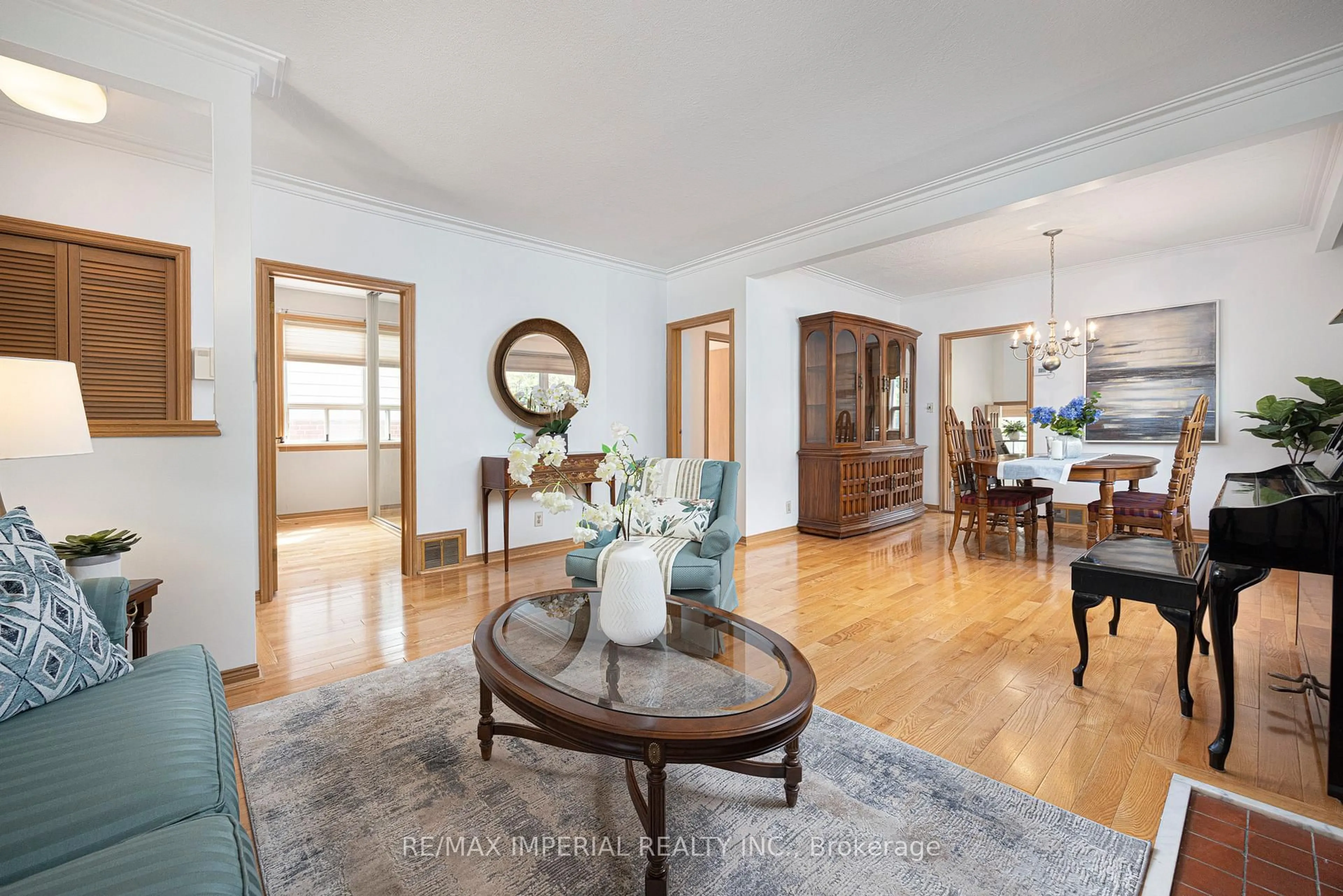 Indoor entryway for 7 Doddington Dr, Toronto Ontario M8Y 1S3