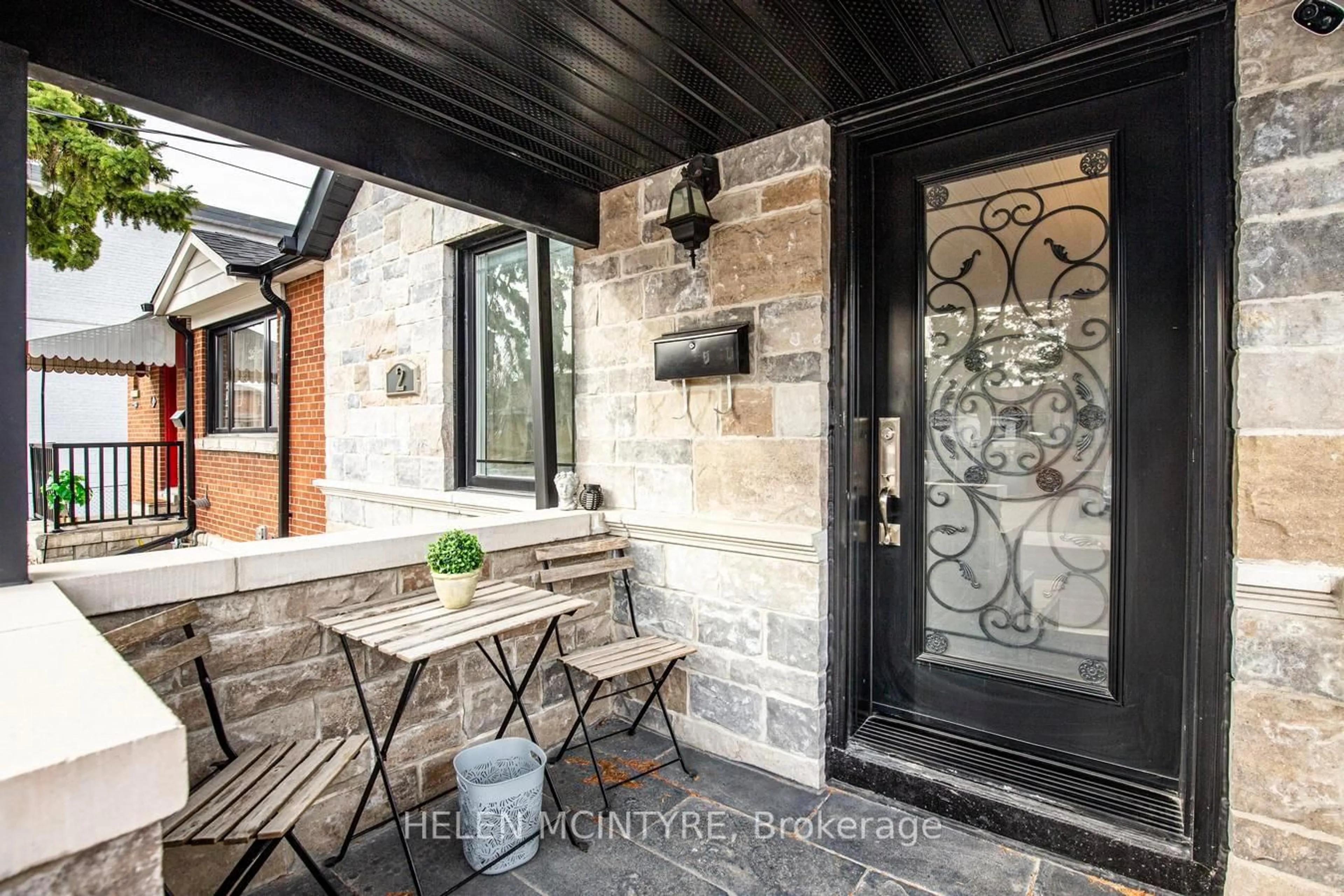 Indoor entryway for 2 Birch Tree Cres, Toronto Ontario M6M 2K8