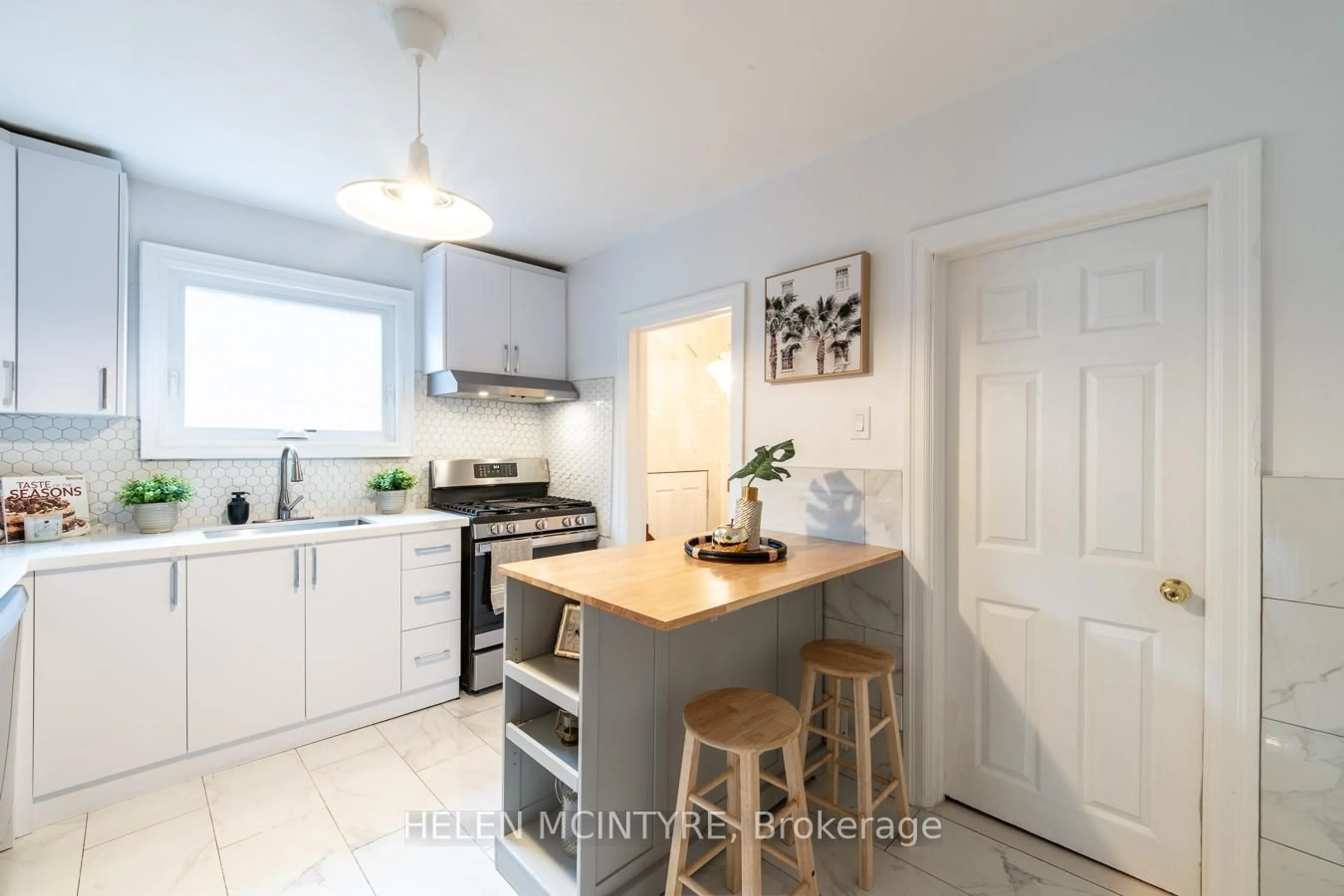 Open concept kitchen, unknown for 2 Birch Tree Cres, Toronto Ontario M6M 2K8