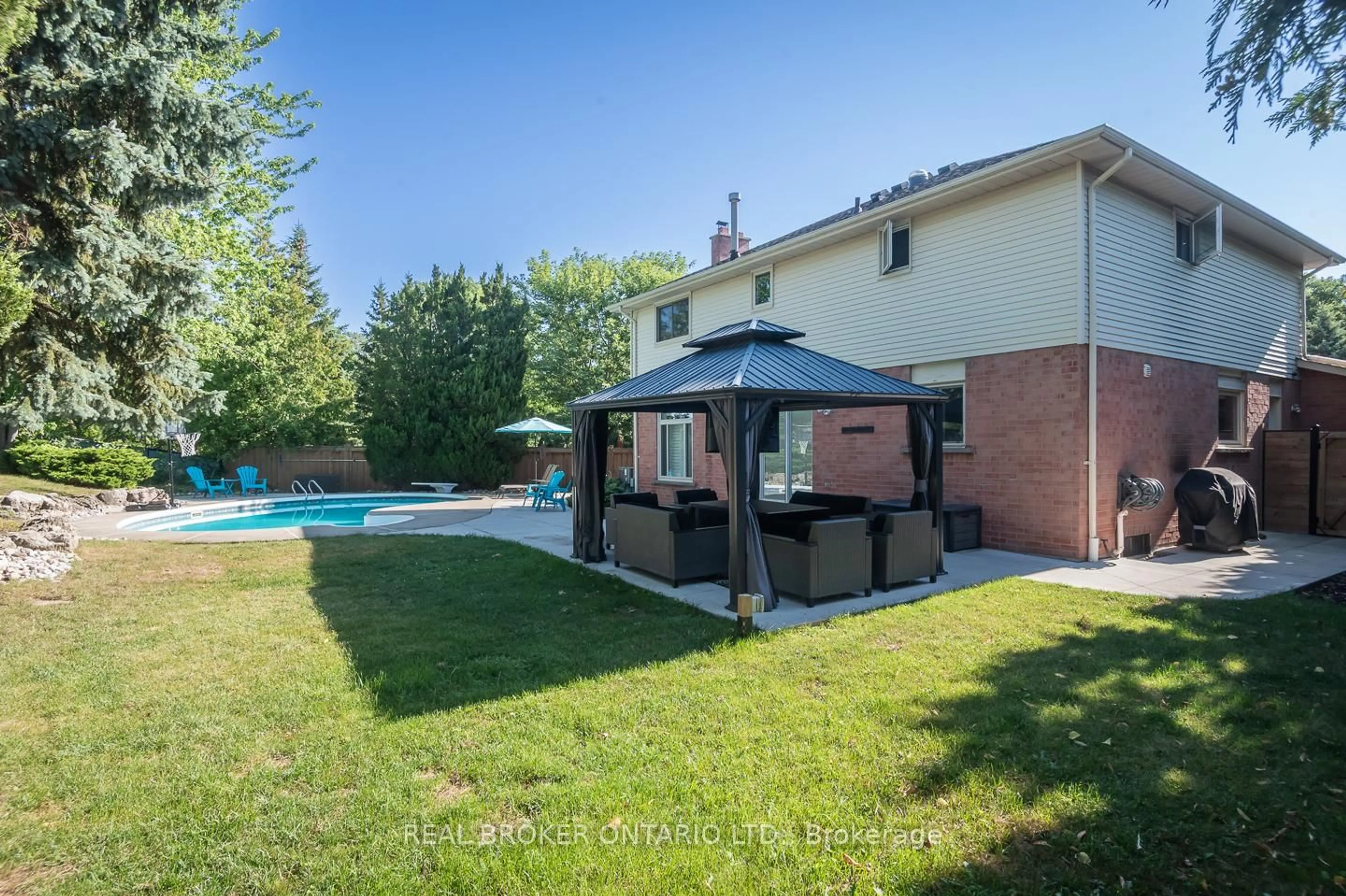 Patio, street for 2098 Edgebank Crt, Burlington Ontario L7M 2S9