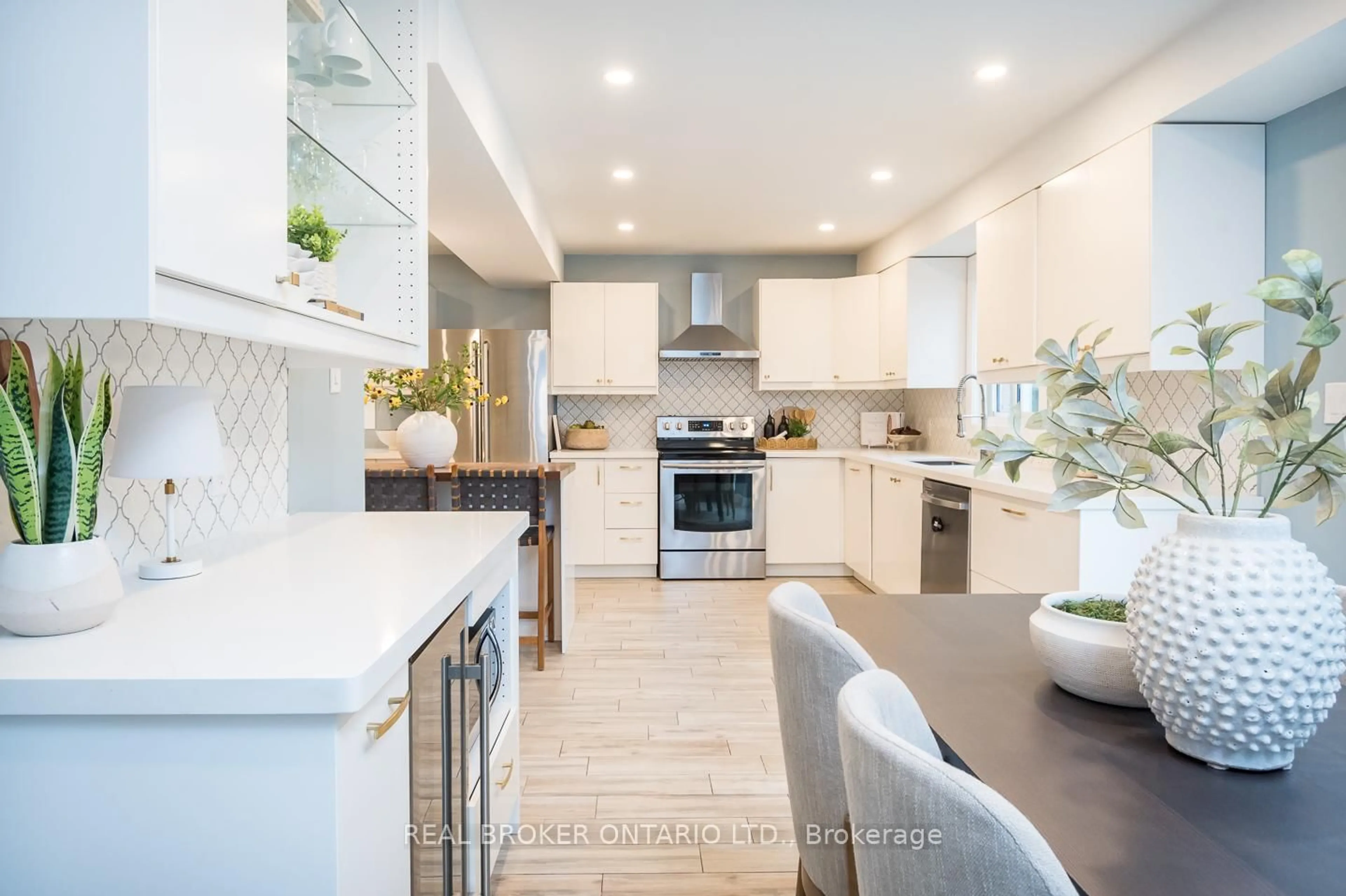 Open concept kitchen, ceramic/tile floor for 2098 Edgebank Crt, Burlington Ontario L7M 2S9