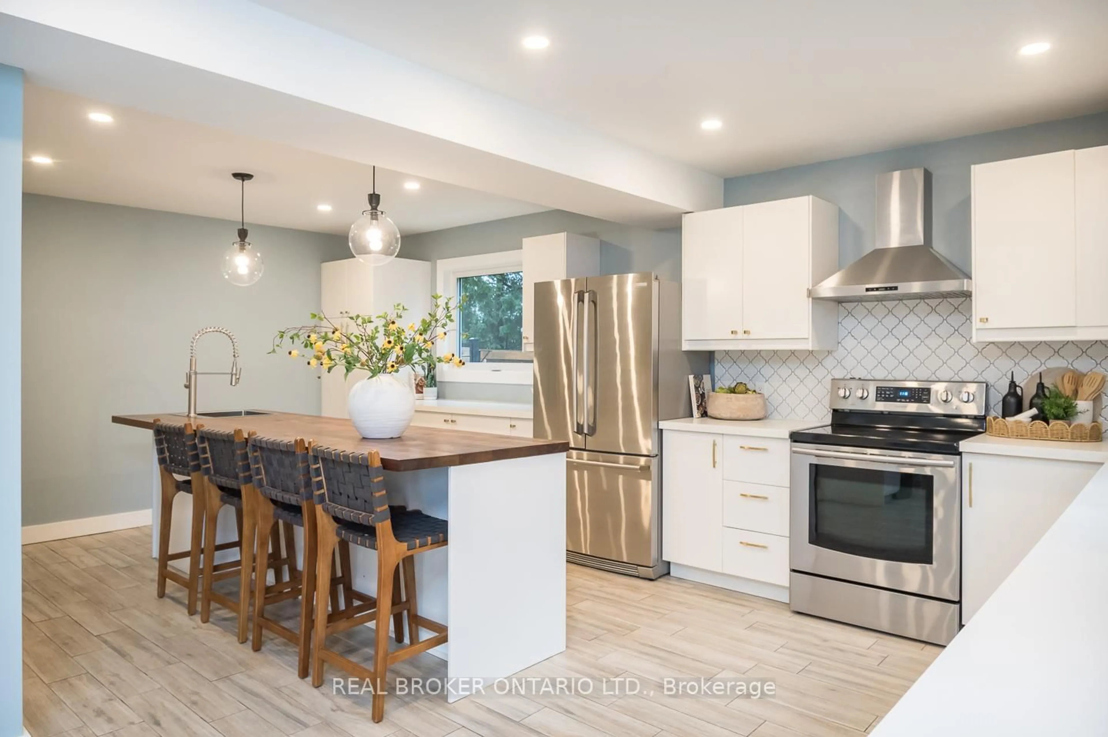 Open concept kitchen, unknown for 2098 Edgebank Crt, Burlington Ontario L7M 2S9