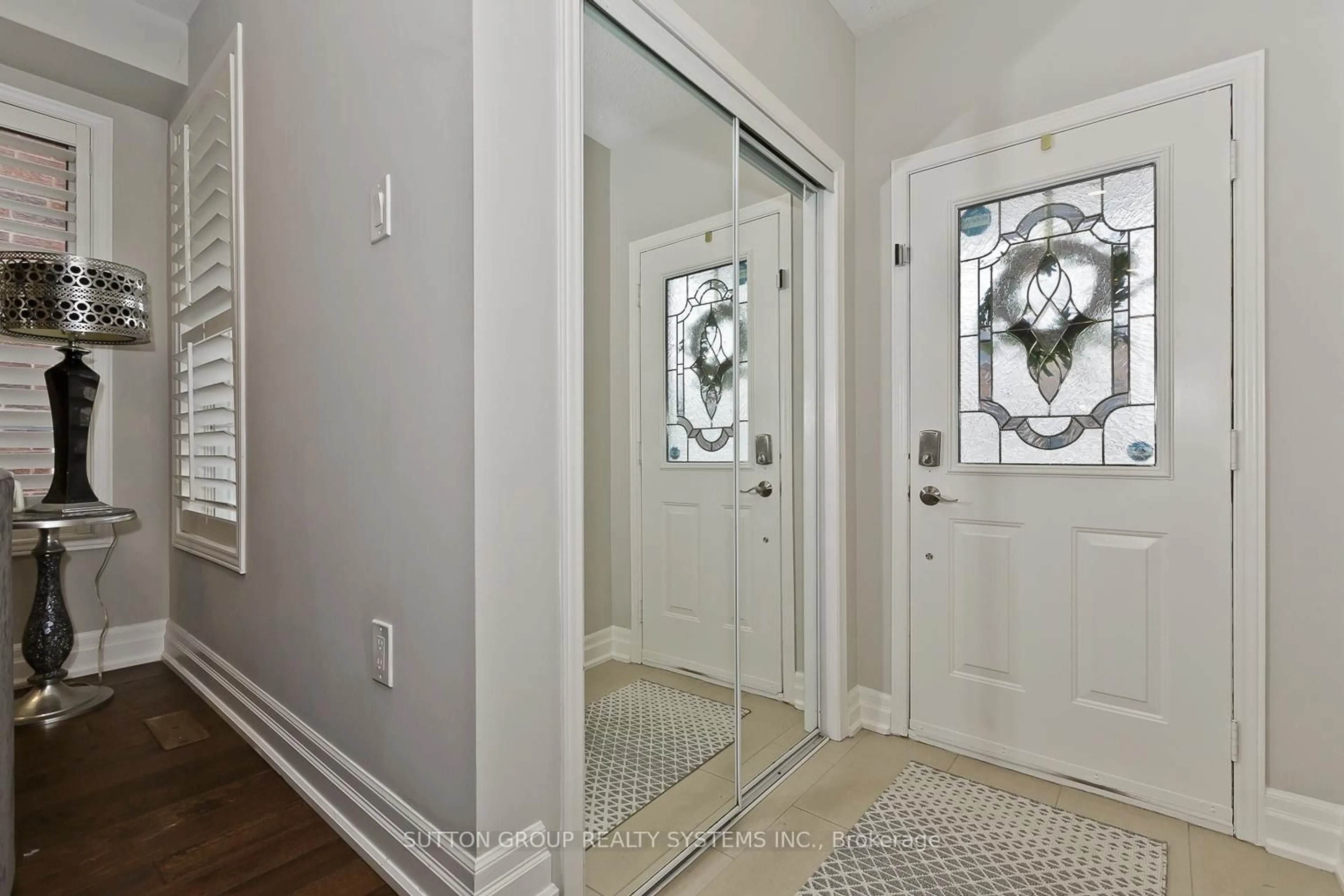 Indoor entryway for 220 Pettigrew Tr, Milton Ontario L9T 5X6