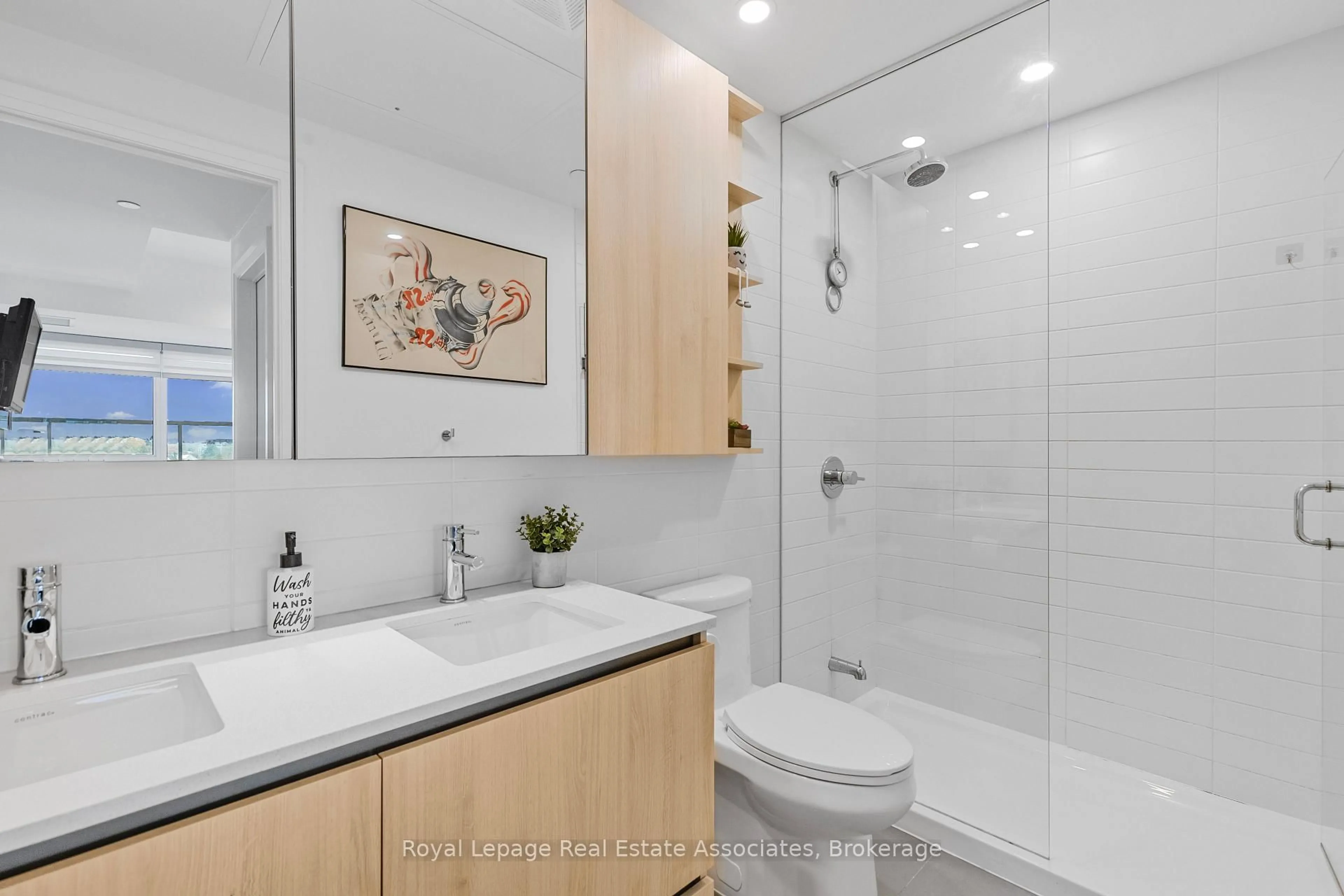 Standard bathroom, ceramic/tile floor for 21 Park St #805, Mississauga Ontario L5G 0C2