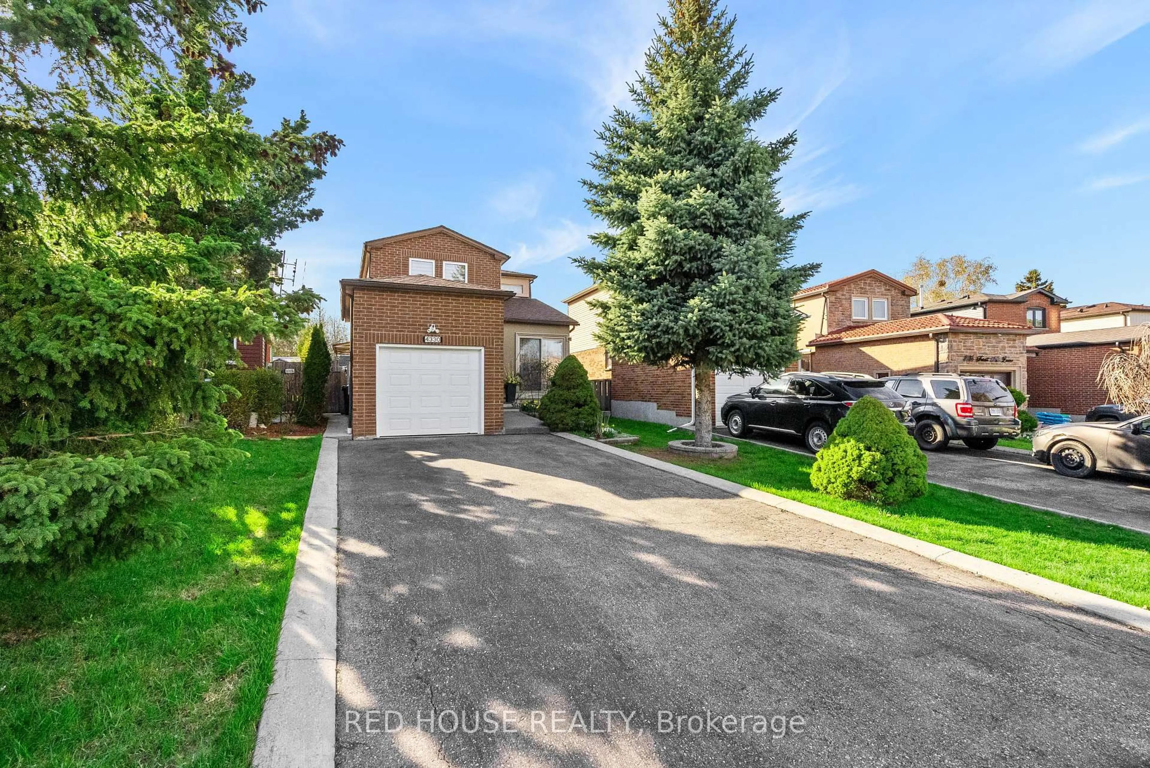 A pic from outside/outdoor area/front of a property/back of a property/a pic from drone, street for 4330 Forest Fire Lane, Mississauga Ontario L4W 3P4