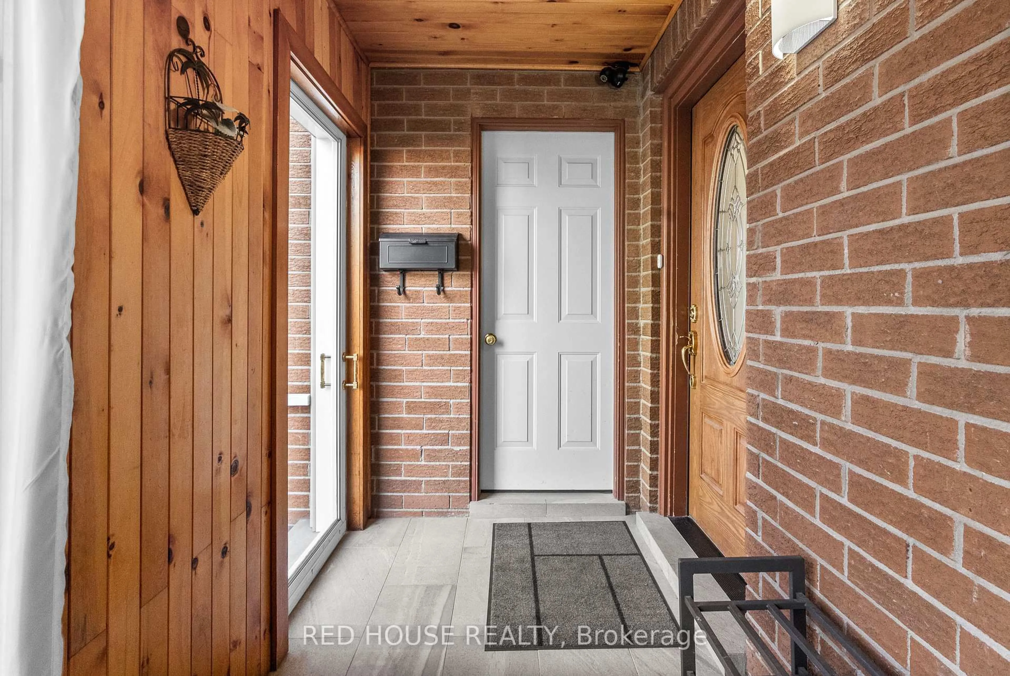 Indoor entryway for 4330 Forest Fire Lane, Mississauga Ontario L4W 3P4