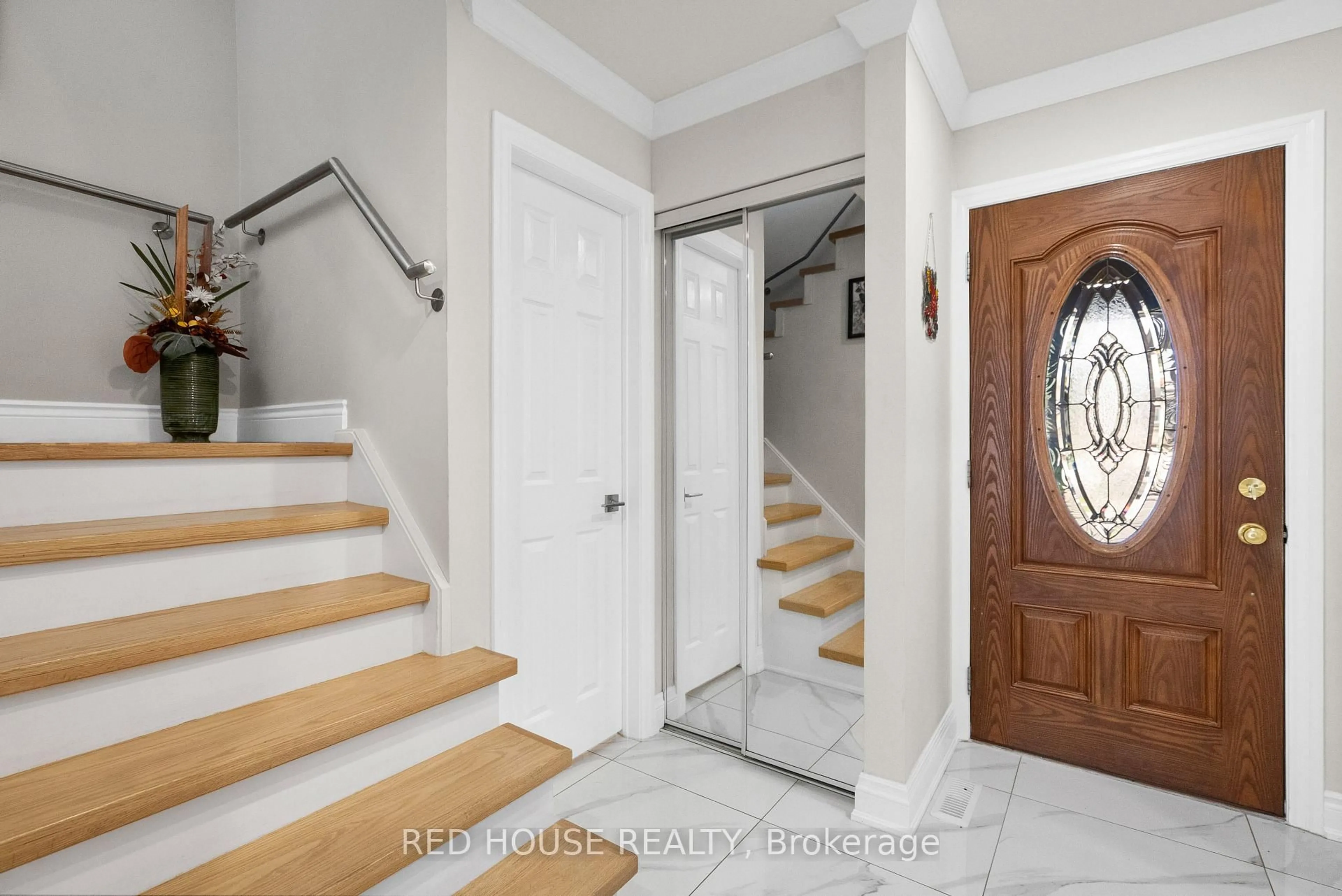 Indoor entryway for 4330 Forest Fire Lane, Mississauga Ontario L4W 3P4