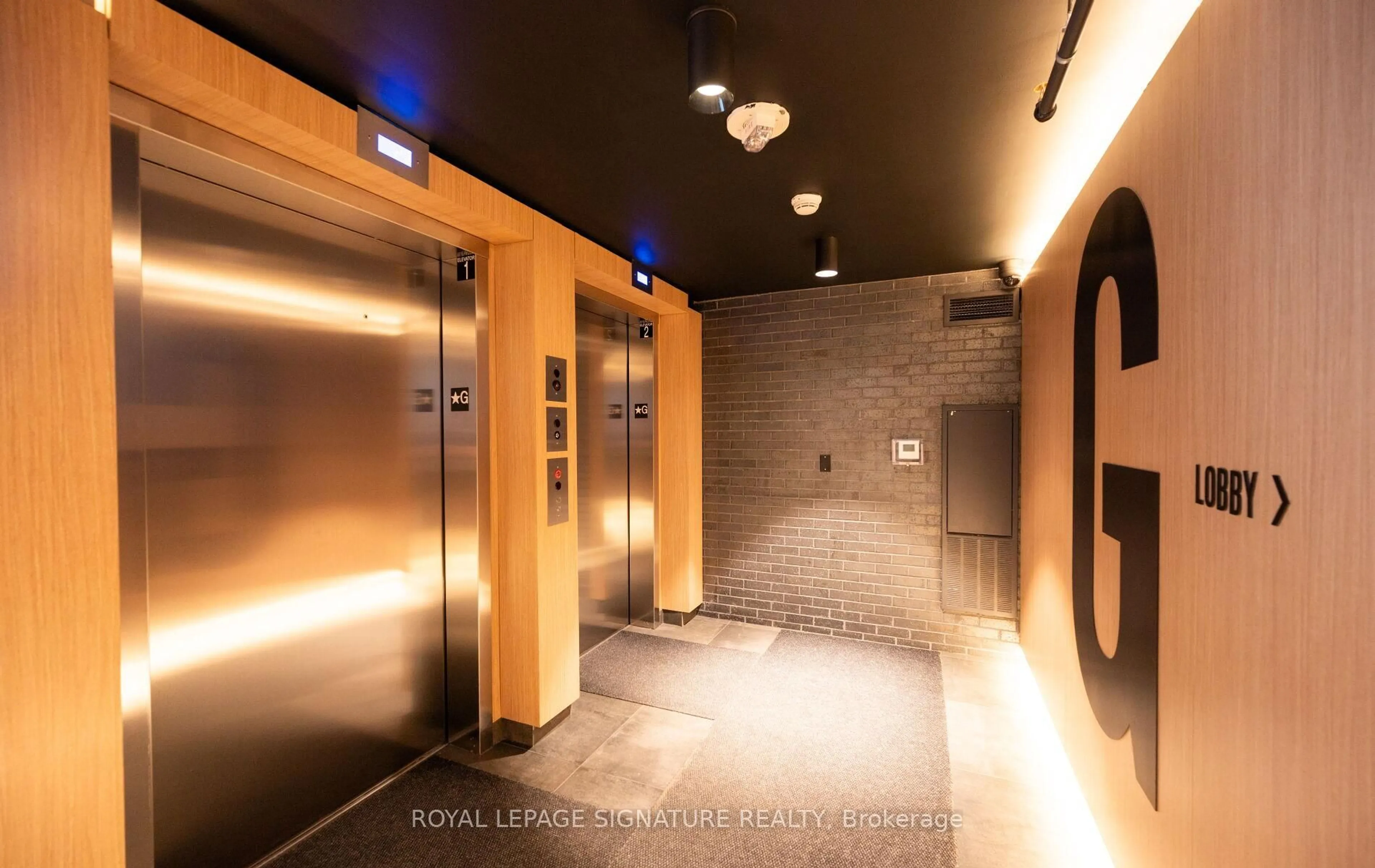 Indoor foyer for 7 Smith Cres #411, Toronto Ontario M8Z 0G3