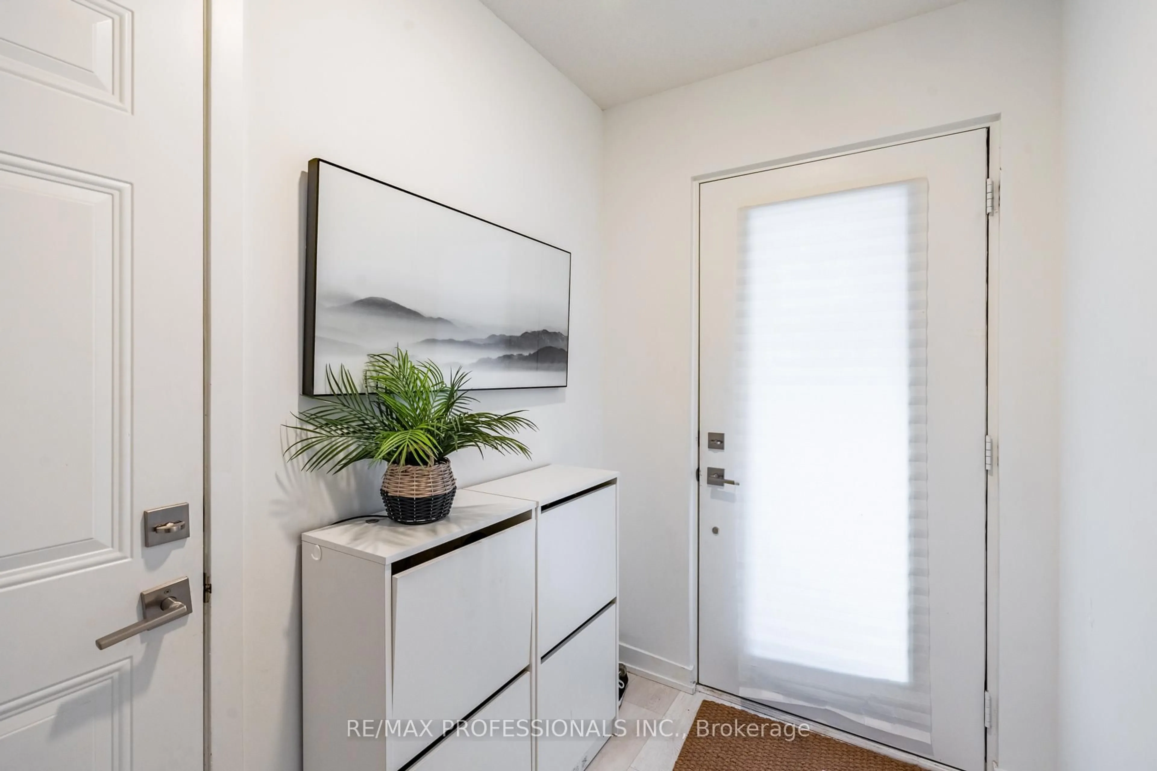 Indoor entryway for 1095 Cooke Blvd #TH27, Burlington Ontario L7T 0C4