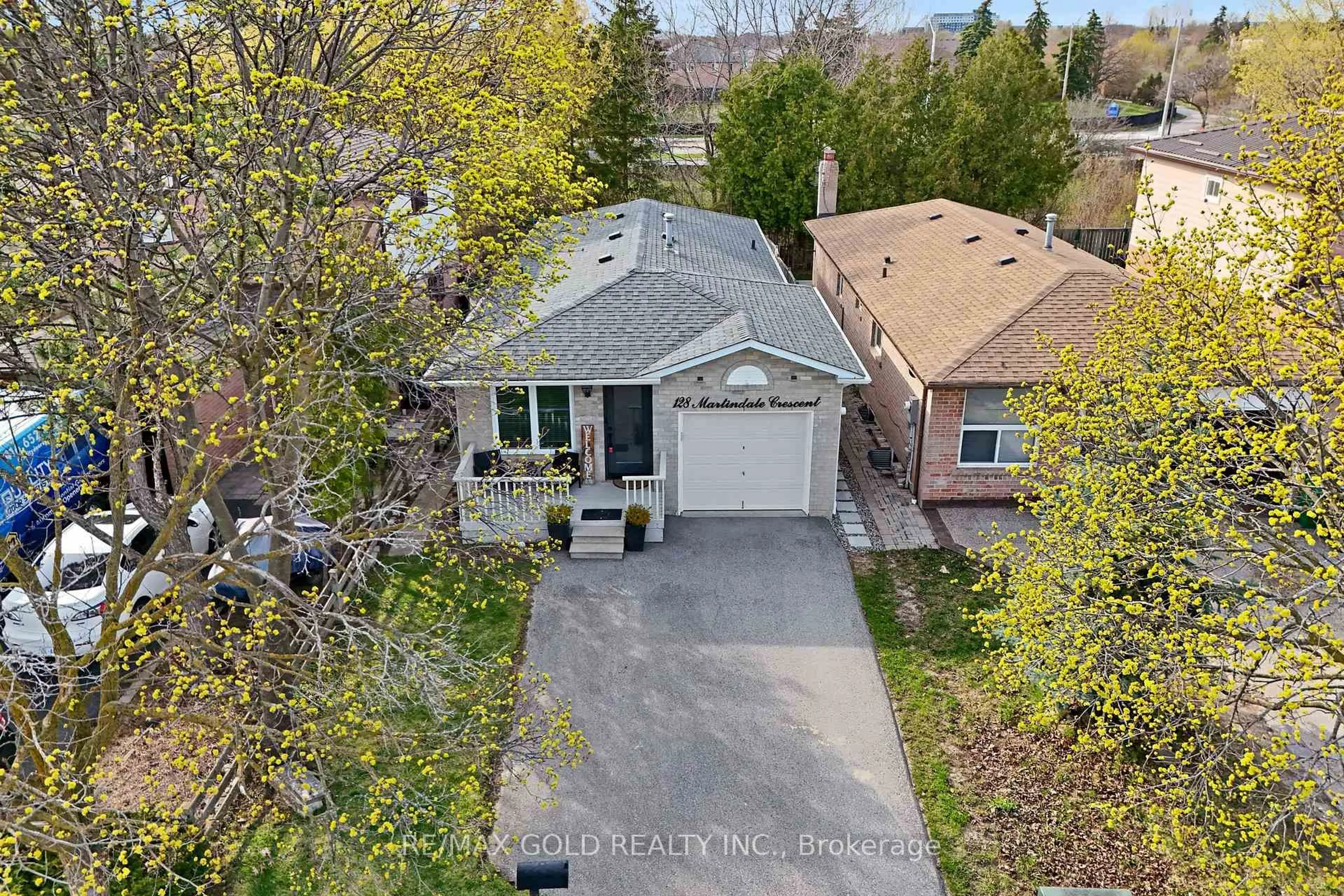A pic from outside/outdoor area/front of a property/back of a property/a pic from drone, street for 128 Martindale Cres, Brampton Ontario L6X 2V1