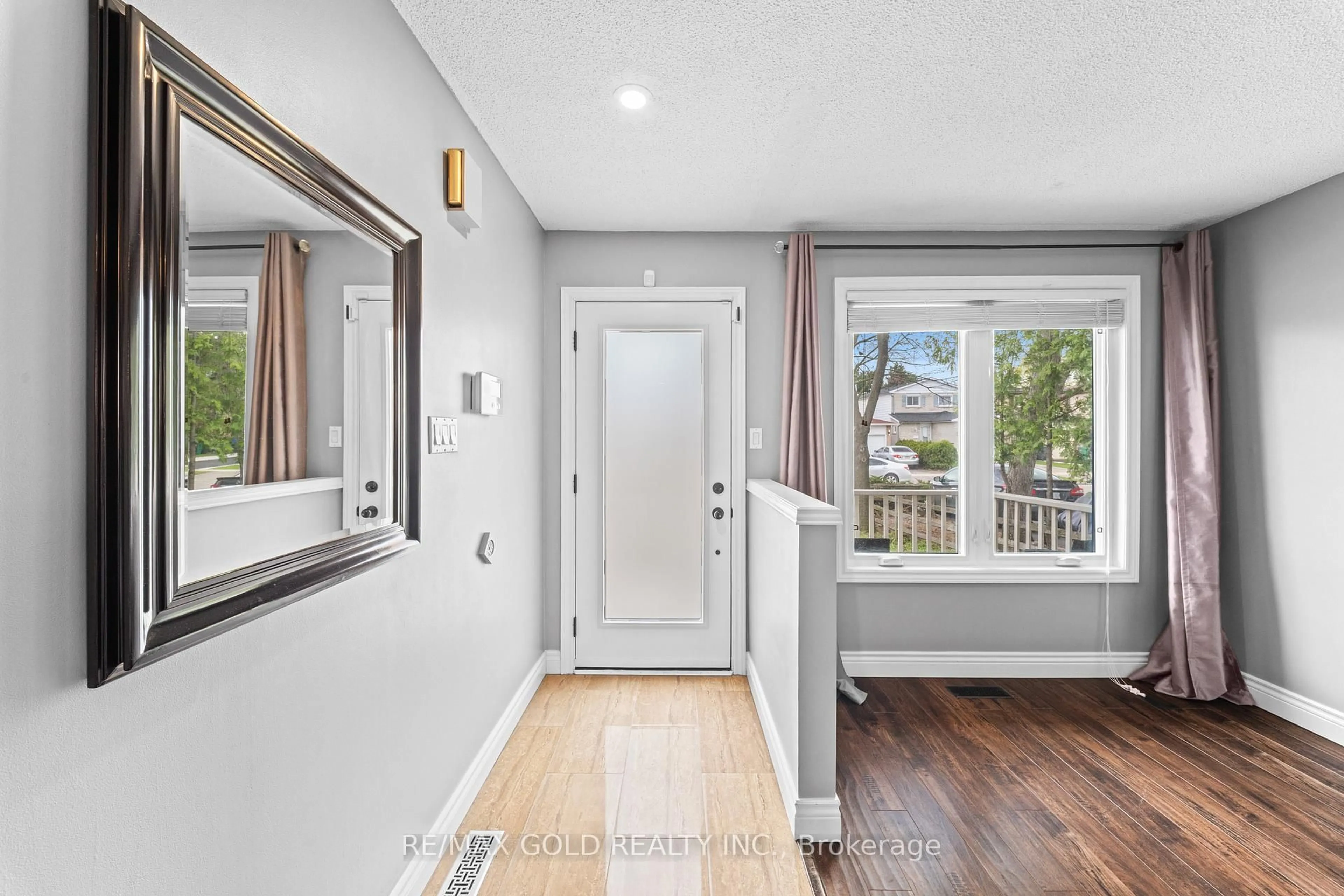 Indoor entryway for 128 Martindale Cres, Brampton Ontario L6X 2V1