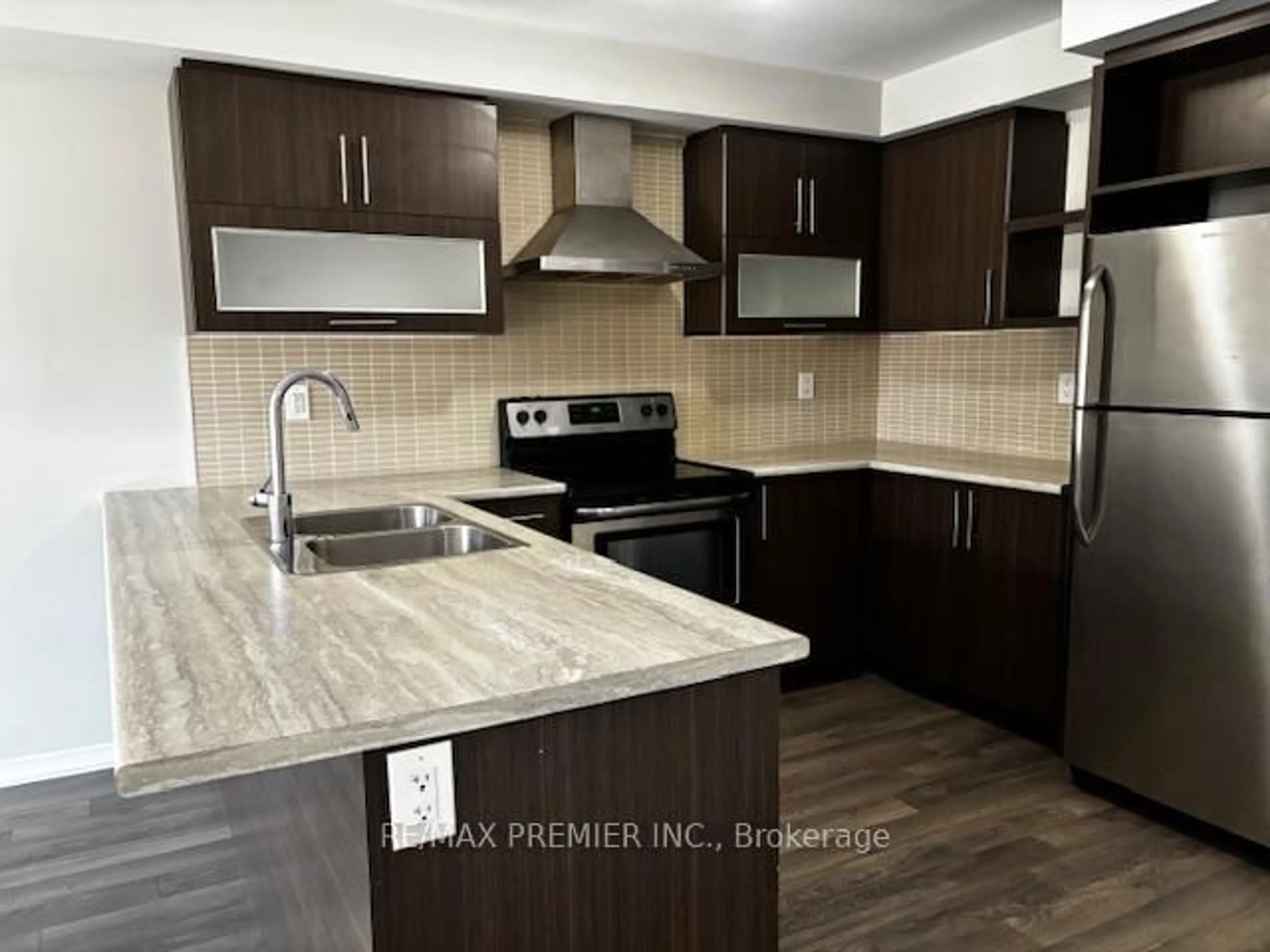 Standard kitchen, unknown for 9 Daylight St, Brampton Ontario L7A 4N5