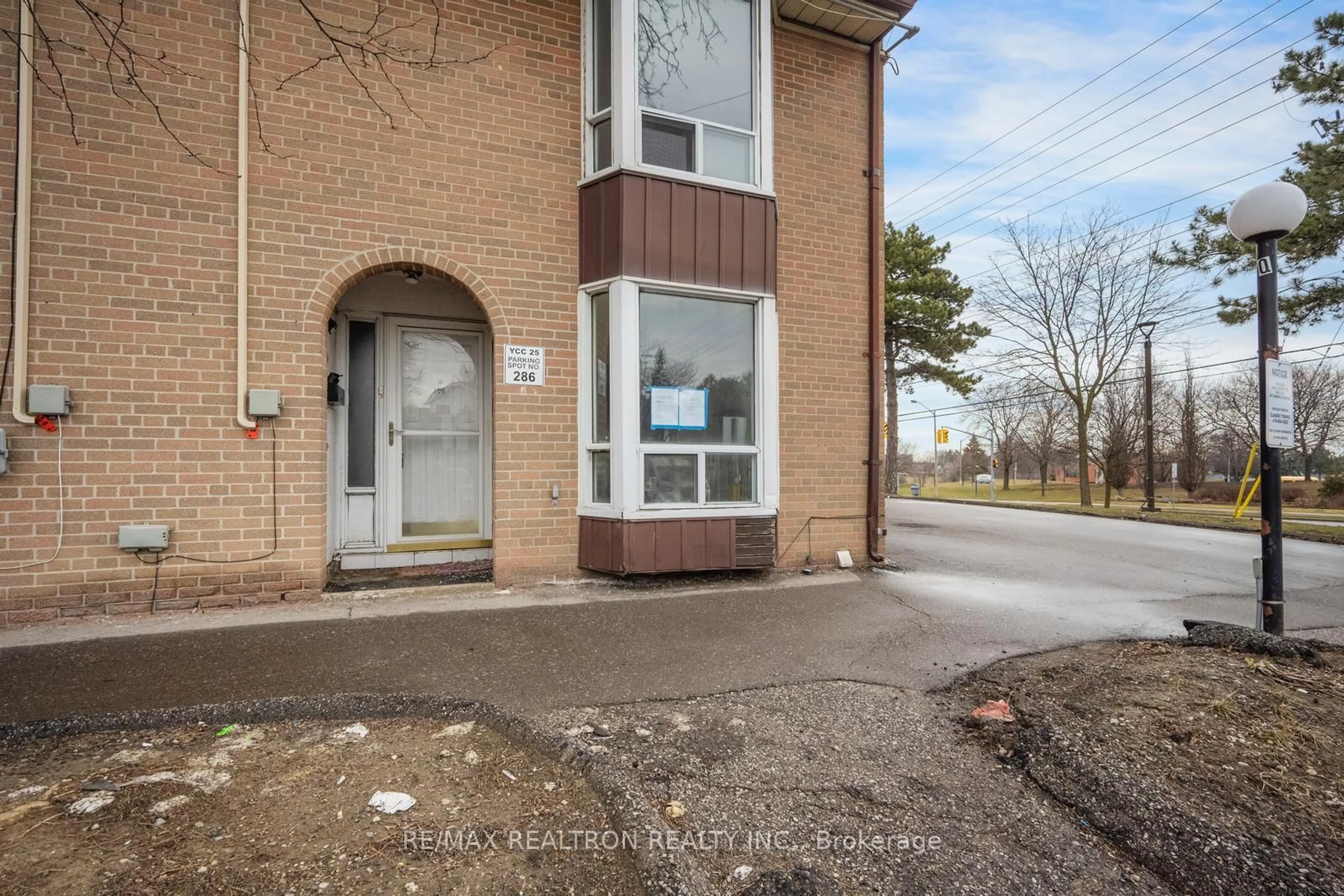 Indoor foyer for 250 John Garland Blvd #106, Toronto Ontario M9V 1N8