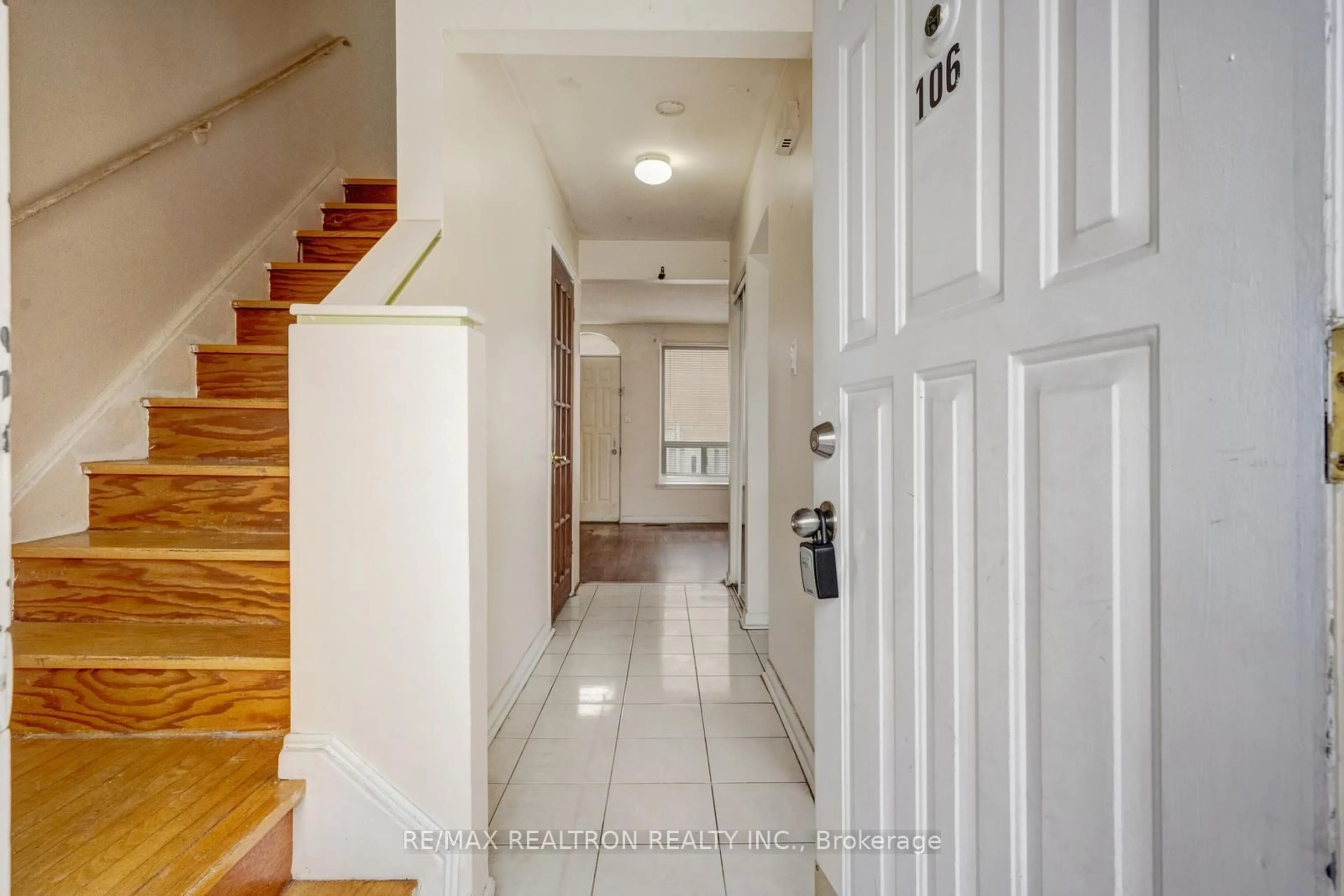Indoor entryway for 250 John Garland Blvd #106, Toronto Ontario M9V 1N8