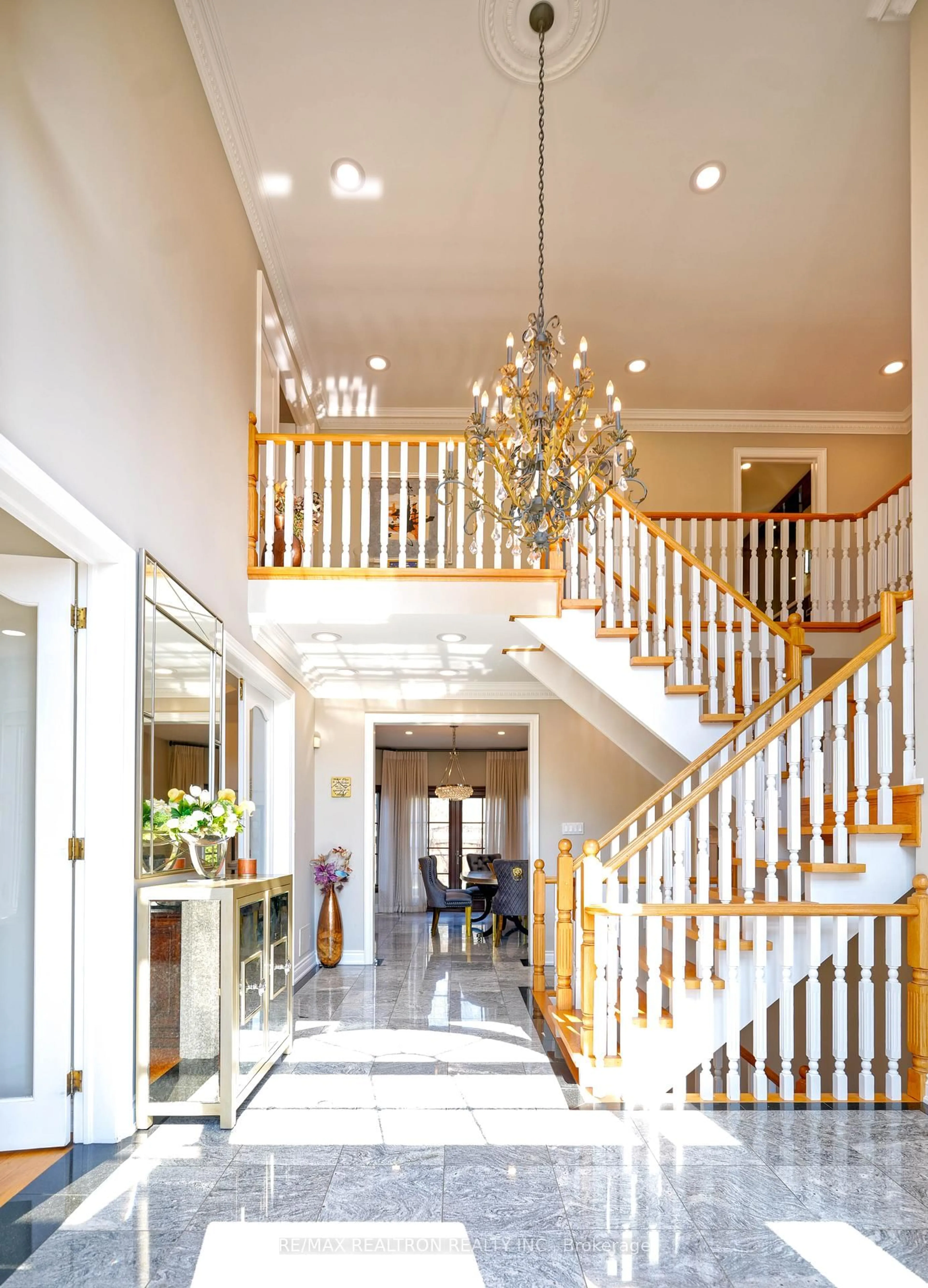Indoor foyer for 13 Bourdon Ave, Toronto Ontario M6L 2Y7