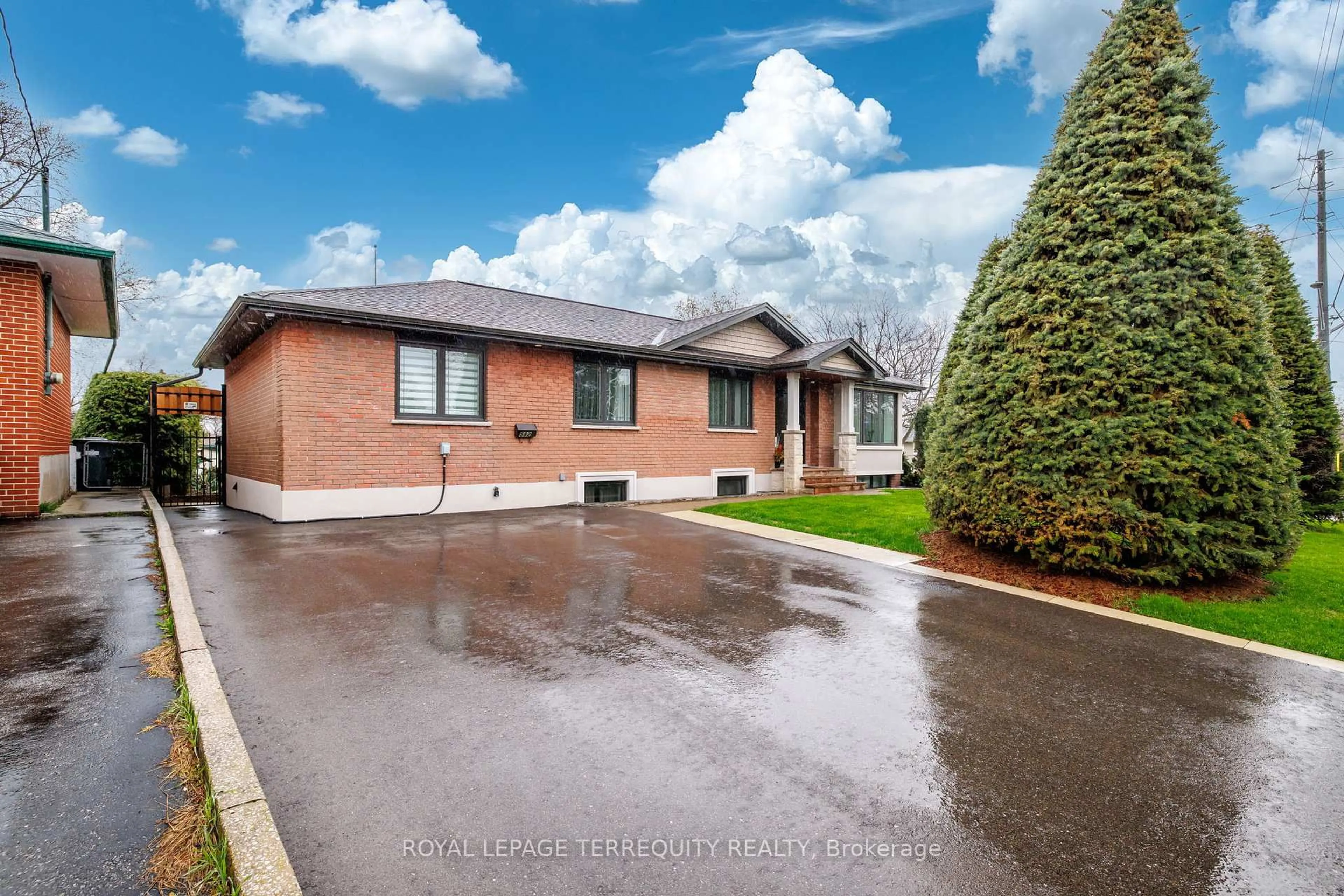 A pic from outside/outdoor area/front of a property/back of a property/a pic from drone, street for 582 Hyacinthe Blvd, Mississauga Ontario L5A 2C3