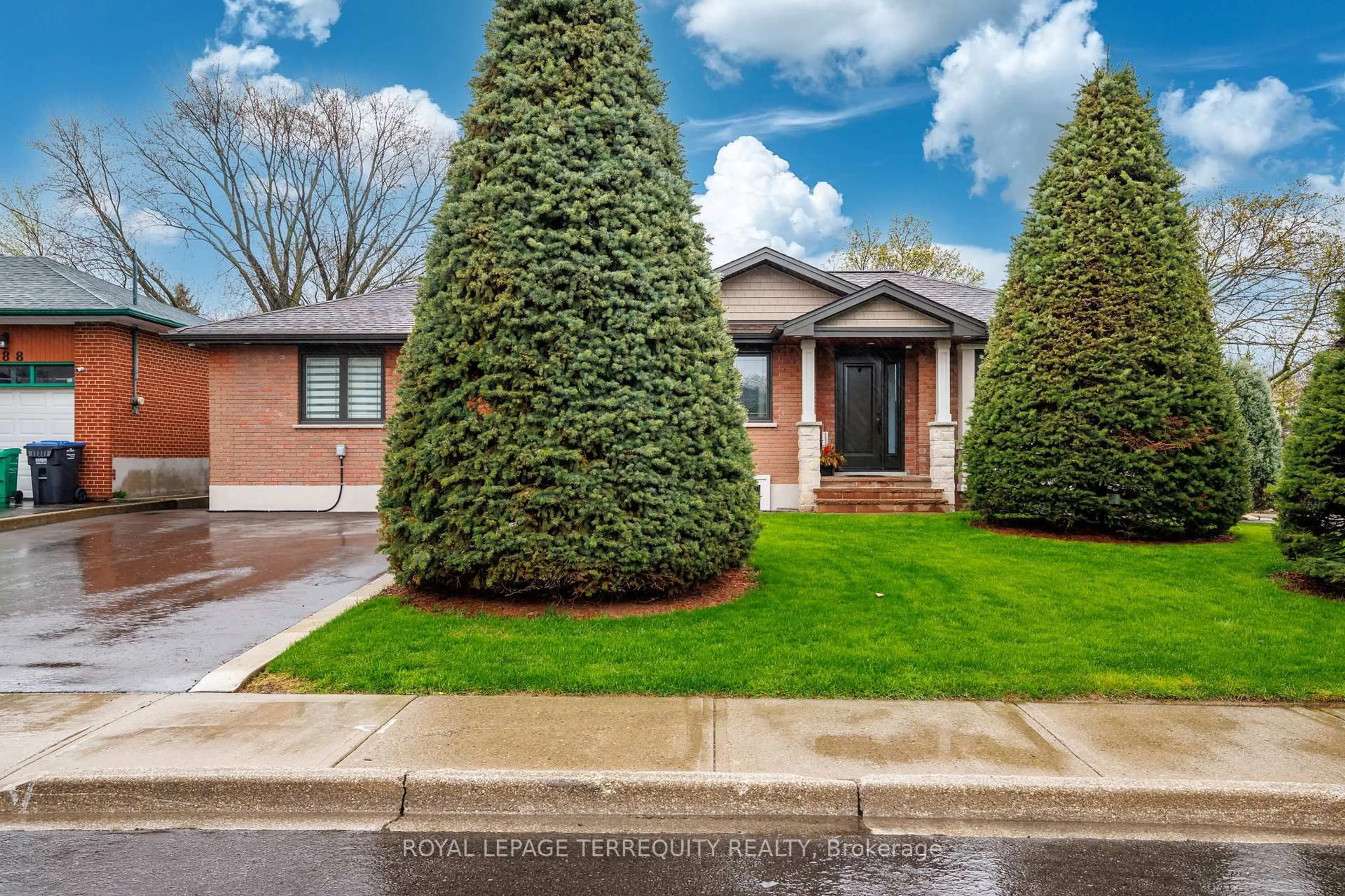 Home with brick exterior material, street for 582 Hyacinthe Blvd, Mississauga Ontario L5A 2C3