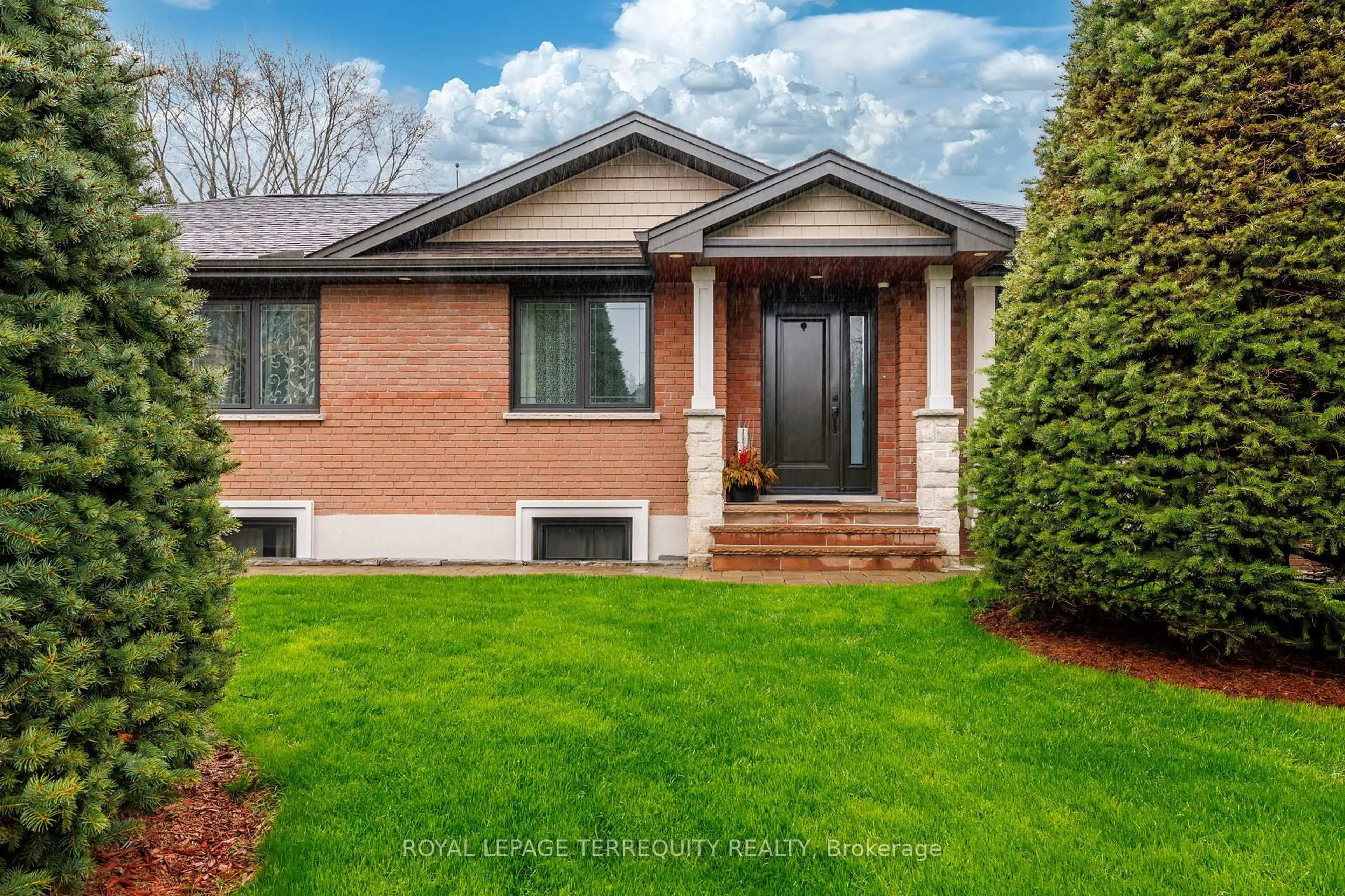 Home with brick exterior material, street for 582 Hyacinthe Blvd, Mississauga Ontario L5A 2C3