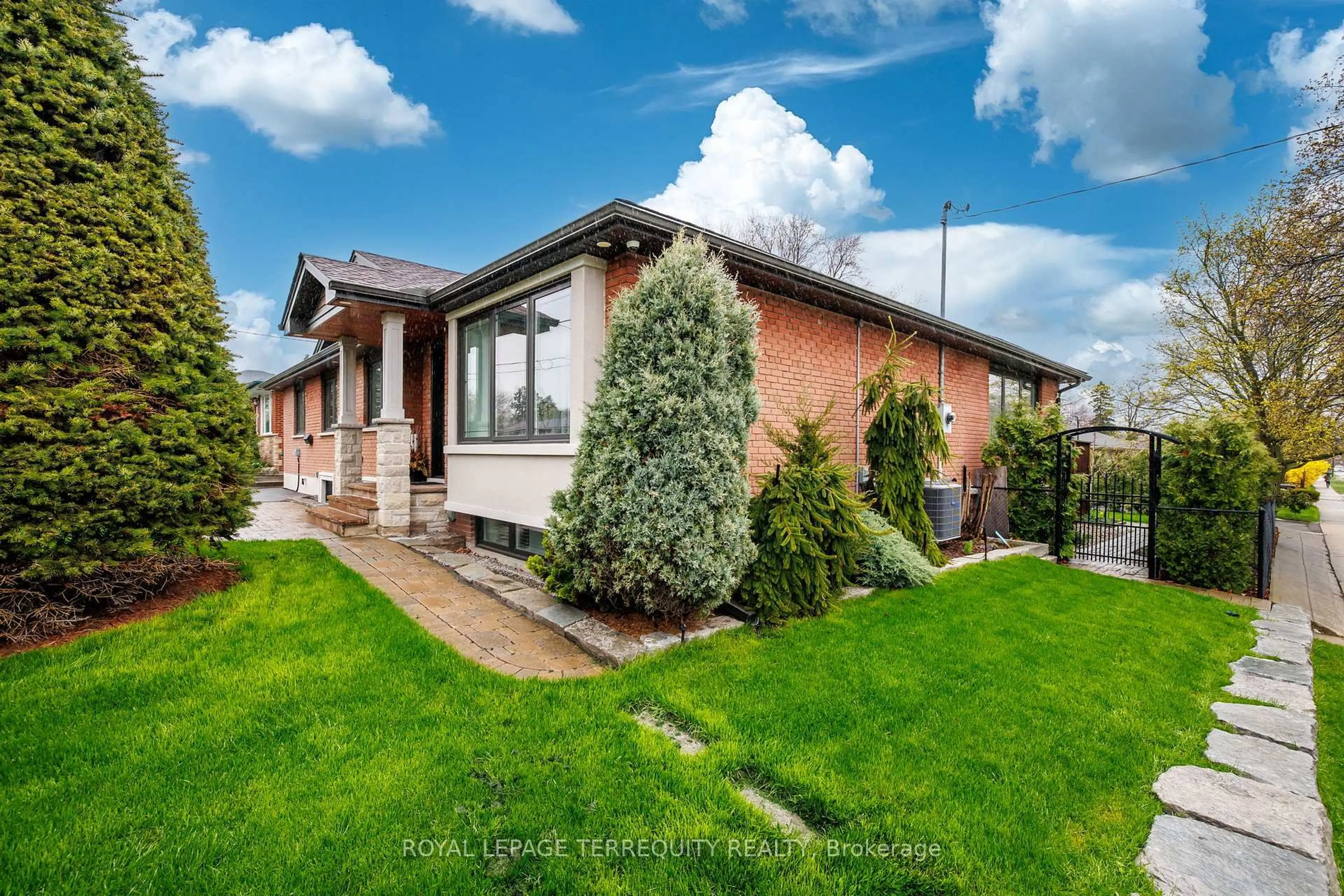 Home with brick exterior material, street for 582 Hyacinthe Blvd, Mississauga Ontario L5A 2C3