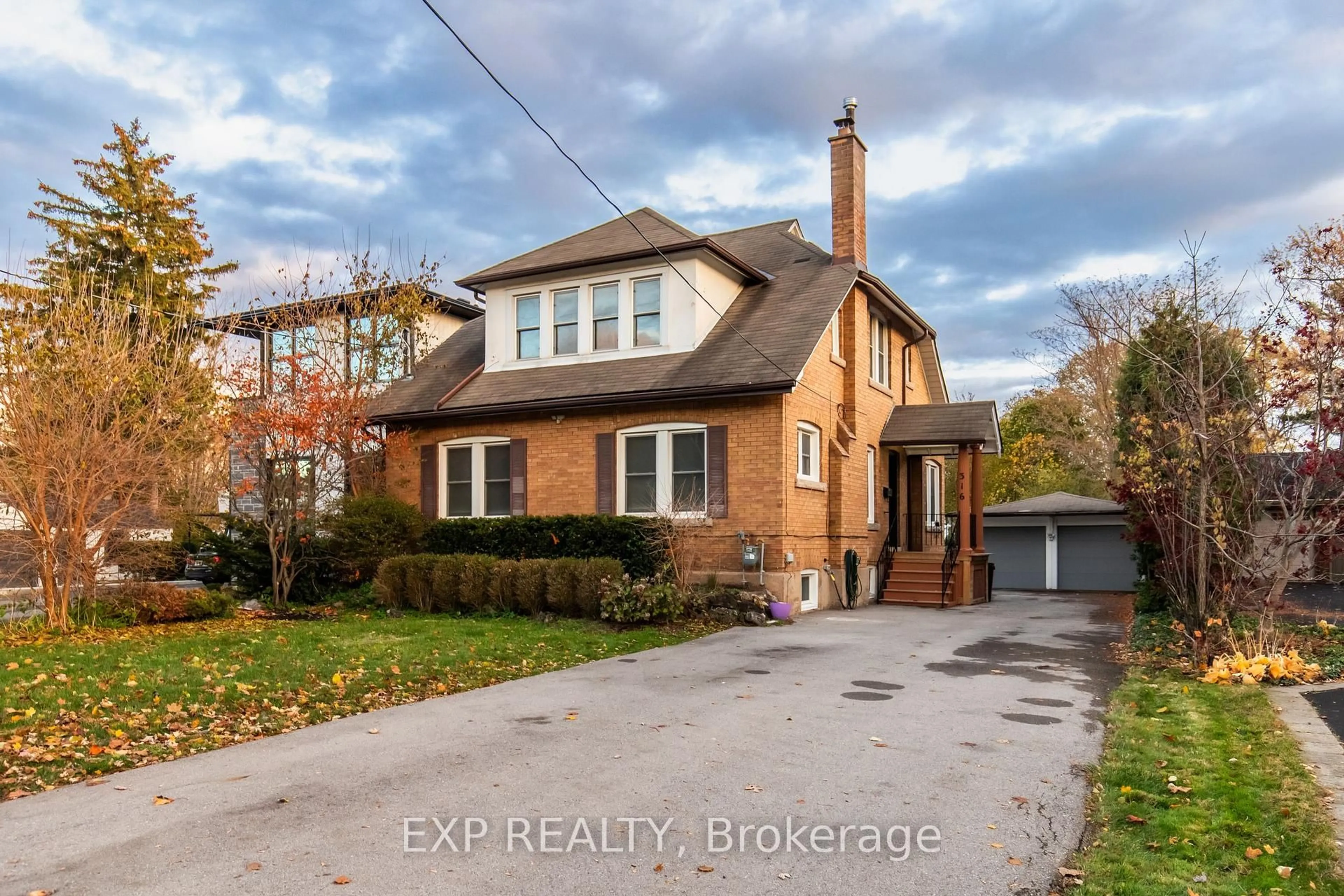 Home with brick exterior material, street for 316 NORTH SHORE Blvd, Burlington Ontario L7T 1A4