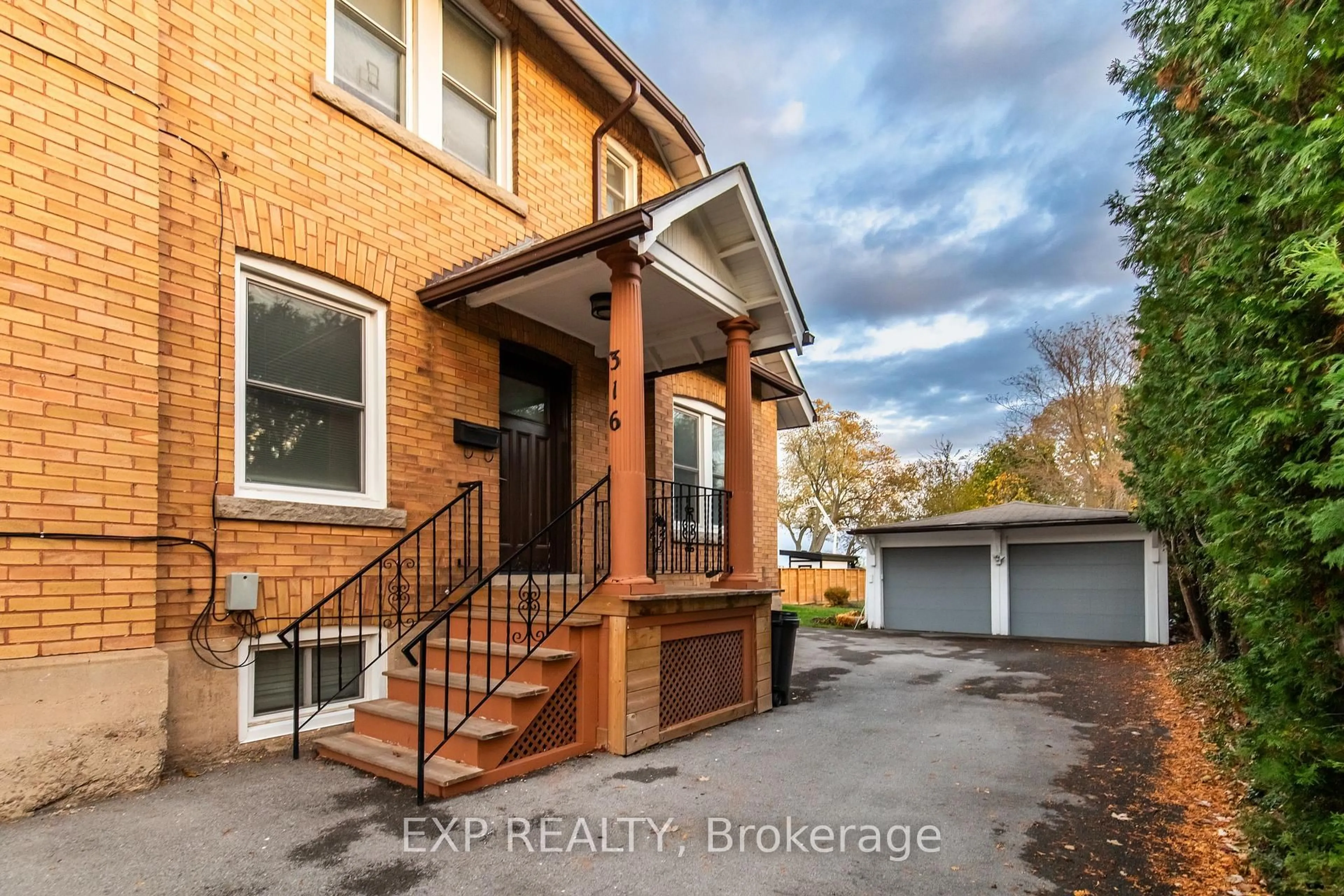 Home with brick exterior material, street for 316 NORTH SHORE Blvd, Burlington Ontario L7T 1A4