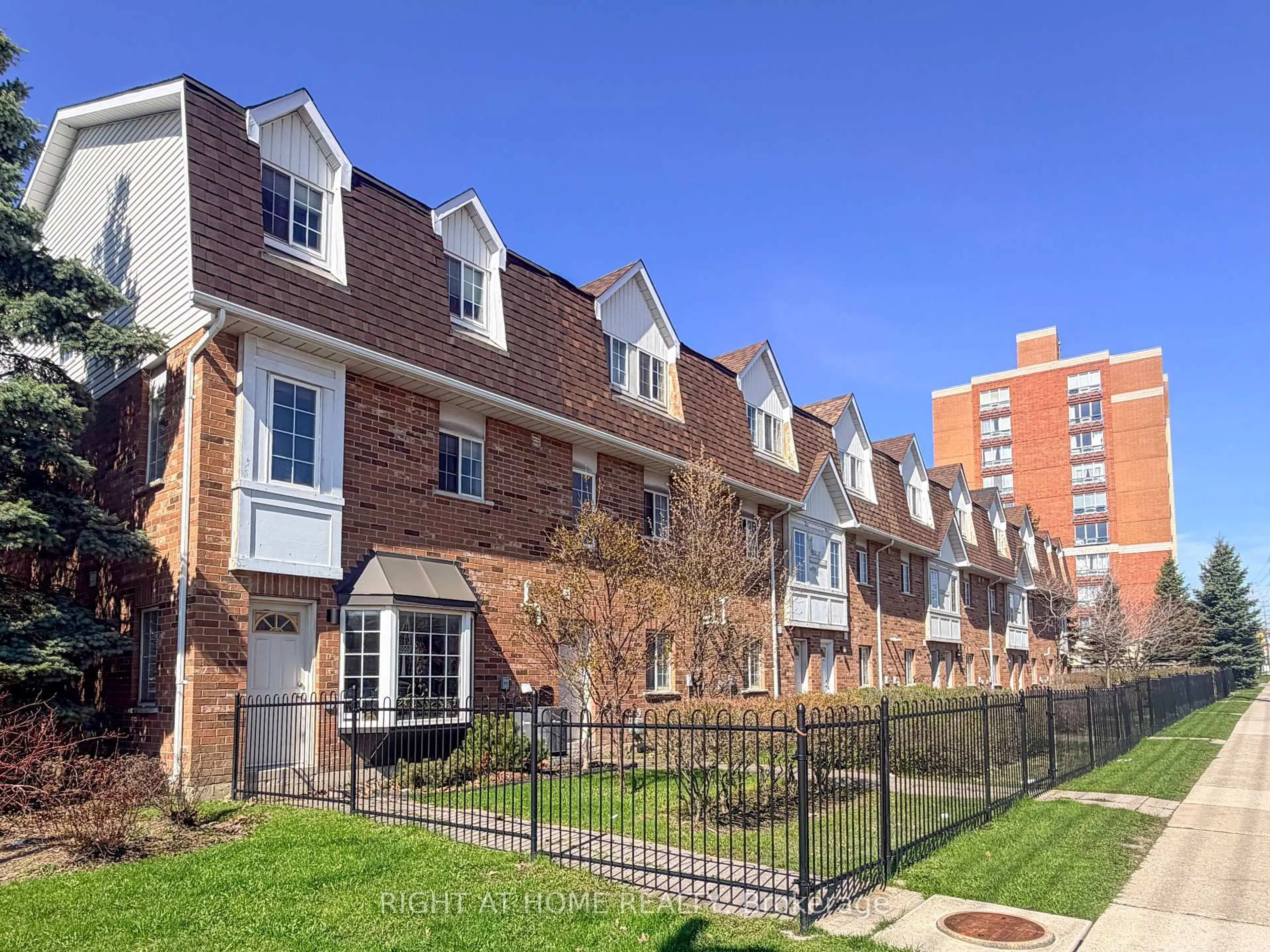 Unknown for 1525 South Parade Crt #28, Mississauga Ontario L5M 6E9