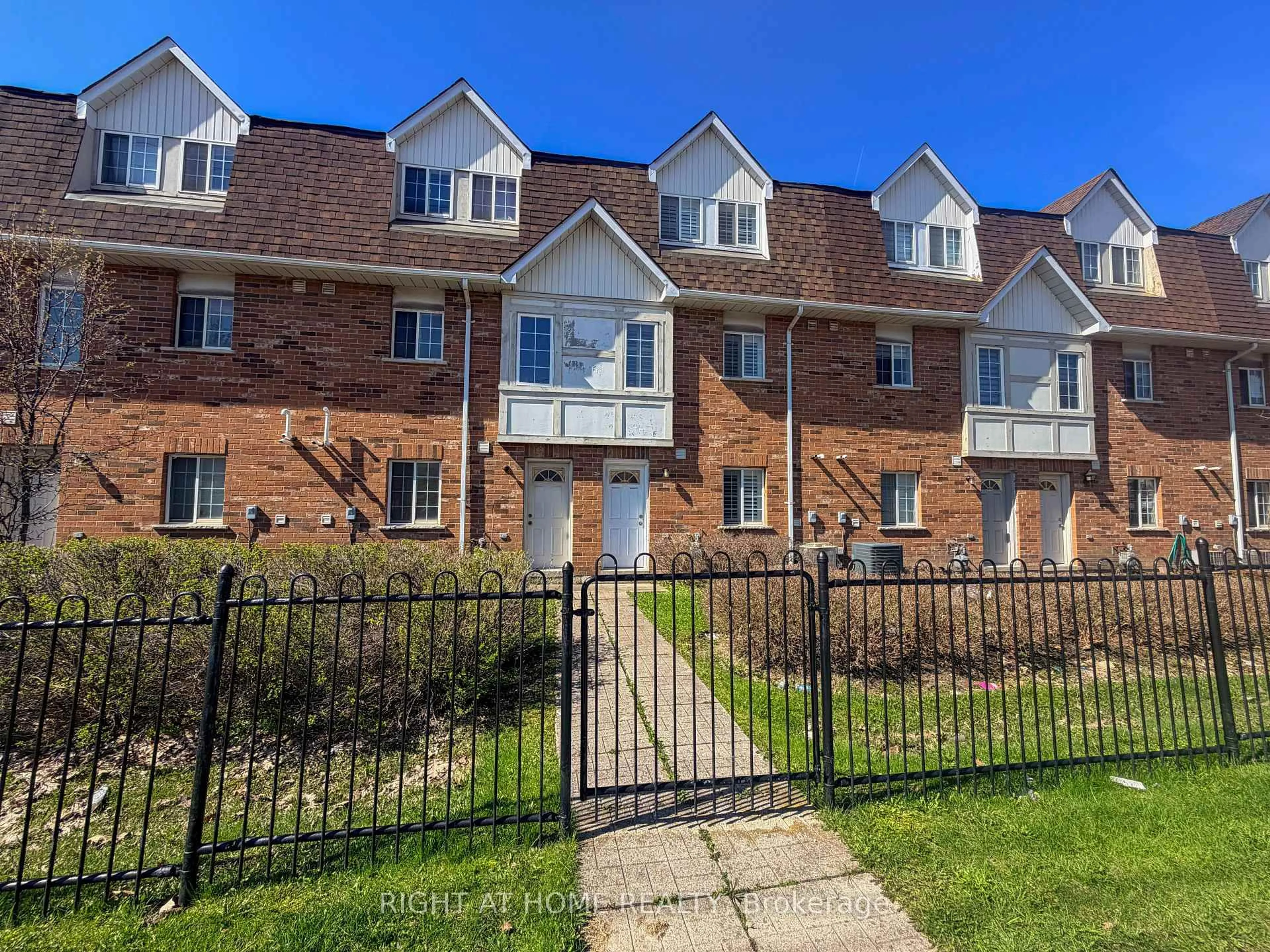 A pic from outside/outdoor area/front of a property/back of a property/a pic from drone, street for 1525 South Parade Crt #28, Mississauga Ontario L5M 6E9