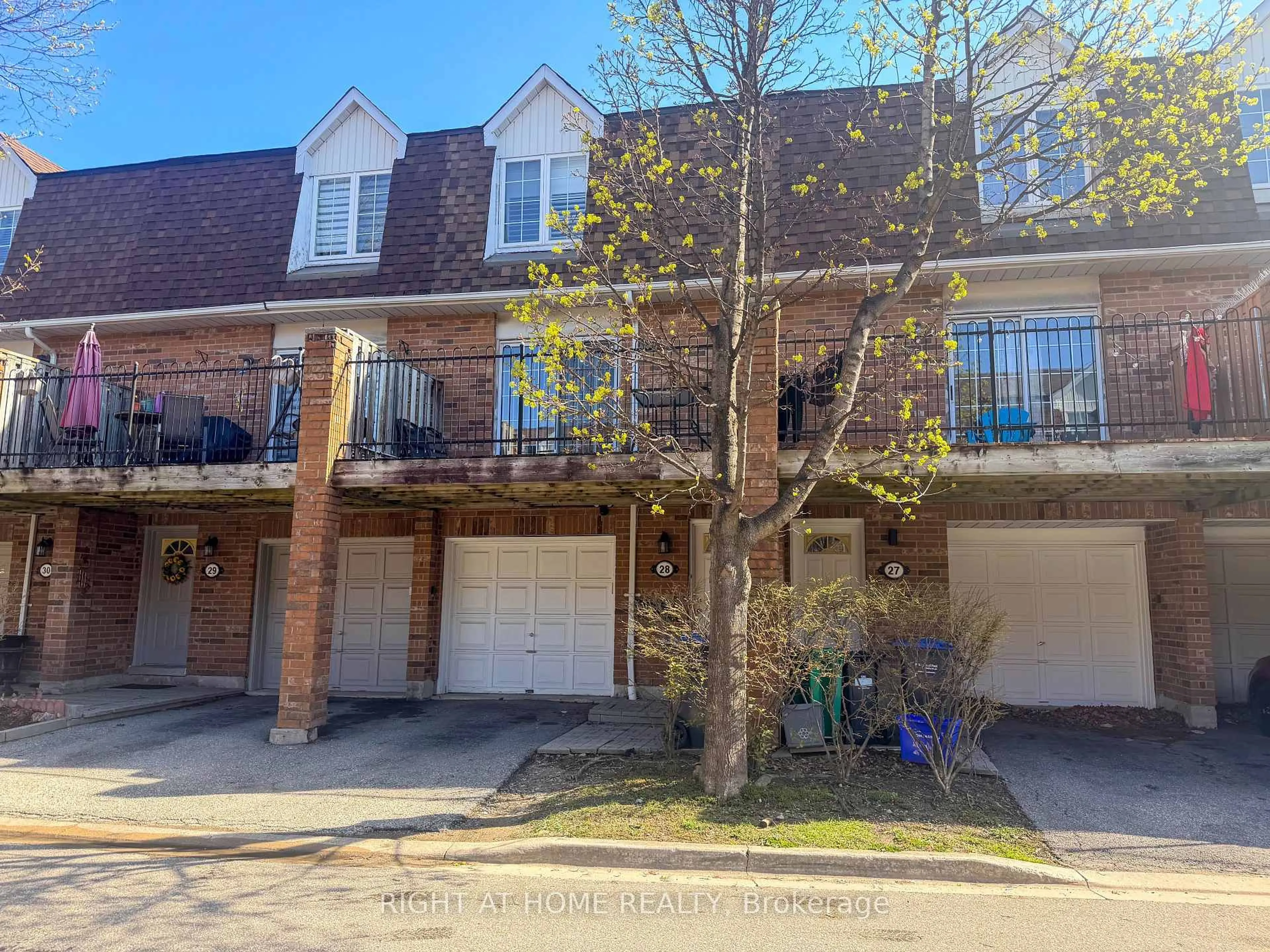 A pic from outside/outdoor area/front of a property/back of a property/a pic from drone, street for 1525 South Parade Crt #28, Mississauga Ontario L5M 6E9