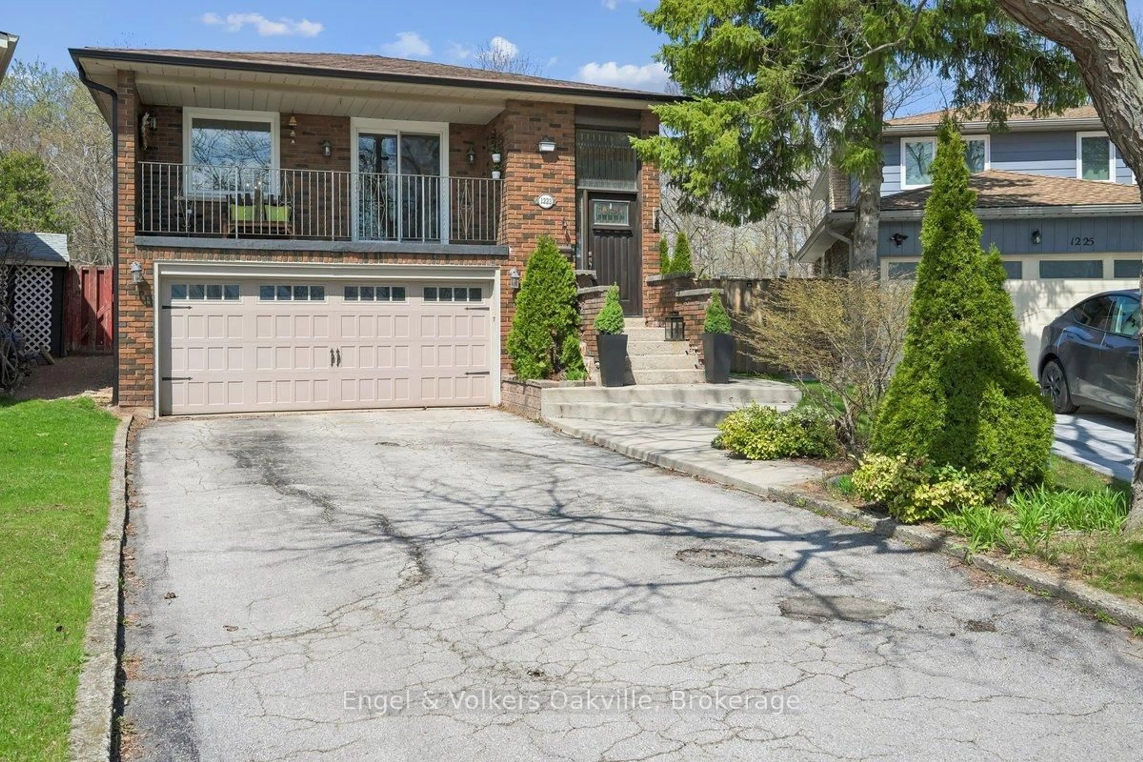 Home with brick exterior material, street for 1223 Hudson Pl, Oakville Ontario L6H 2W2