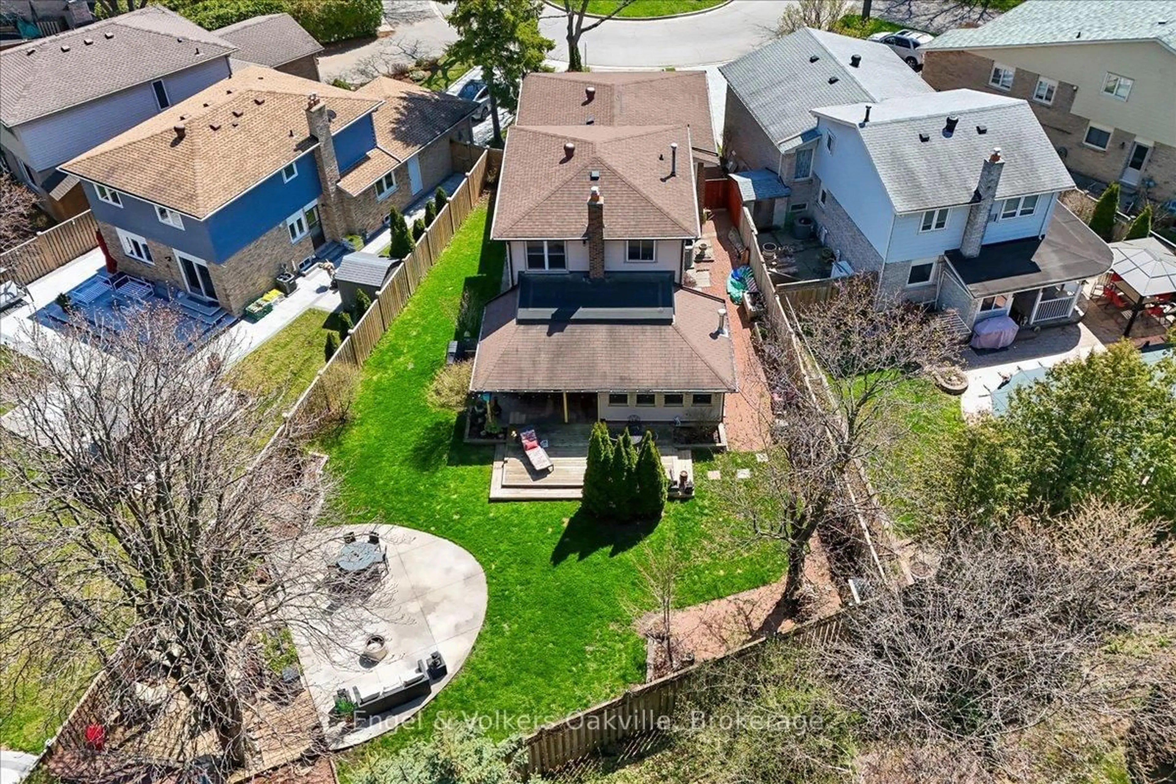 A pic from outside/outdoor area/front of a property/back of a property/a pic from drone, unknown for 1223 Hudson Pl, Oakville Ontario L6H 2W2