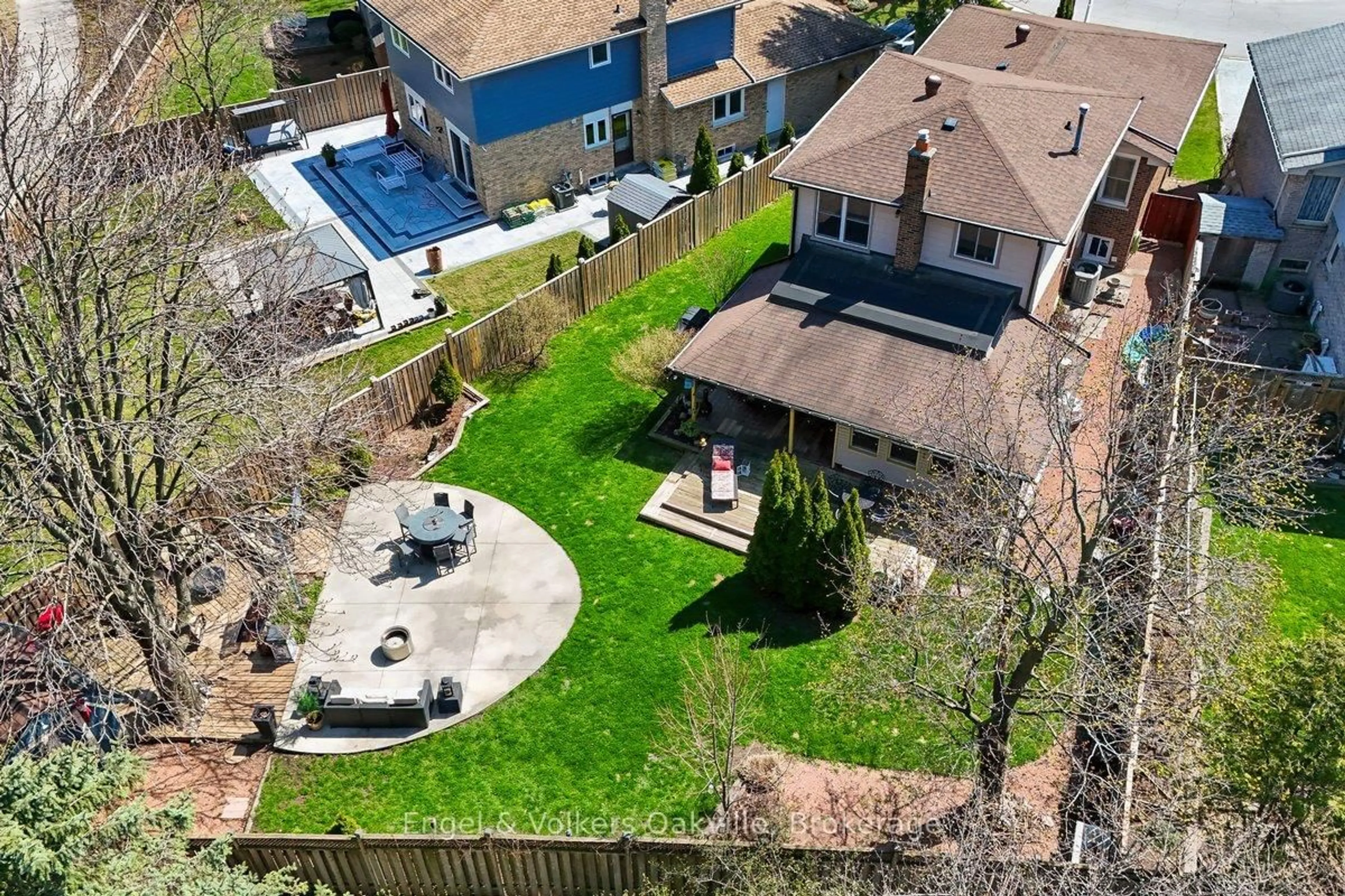A pic from outside/outdoor area/front of a property/back of a property/a pic from drone, unknown for 1223 Hudson Pl, Oakville Ontario L6H 2W2