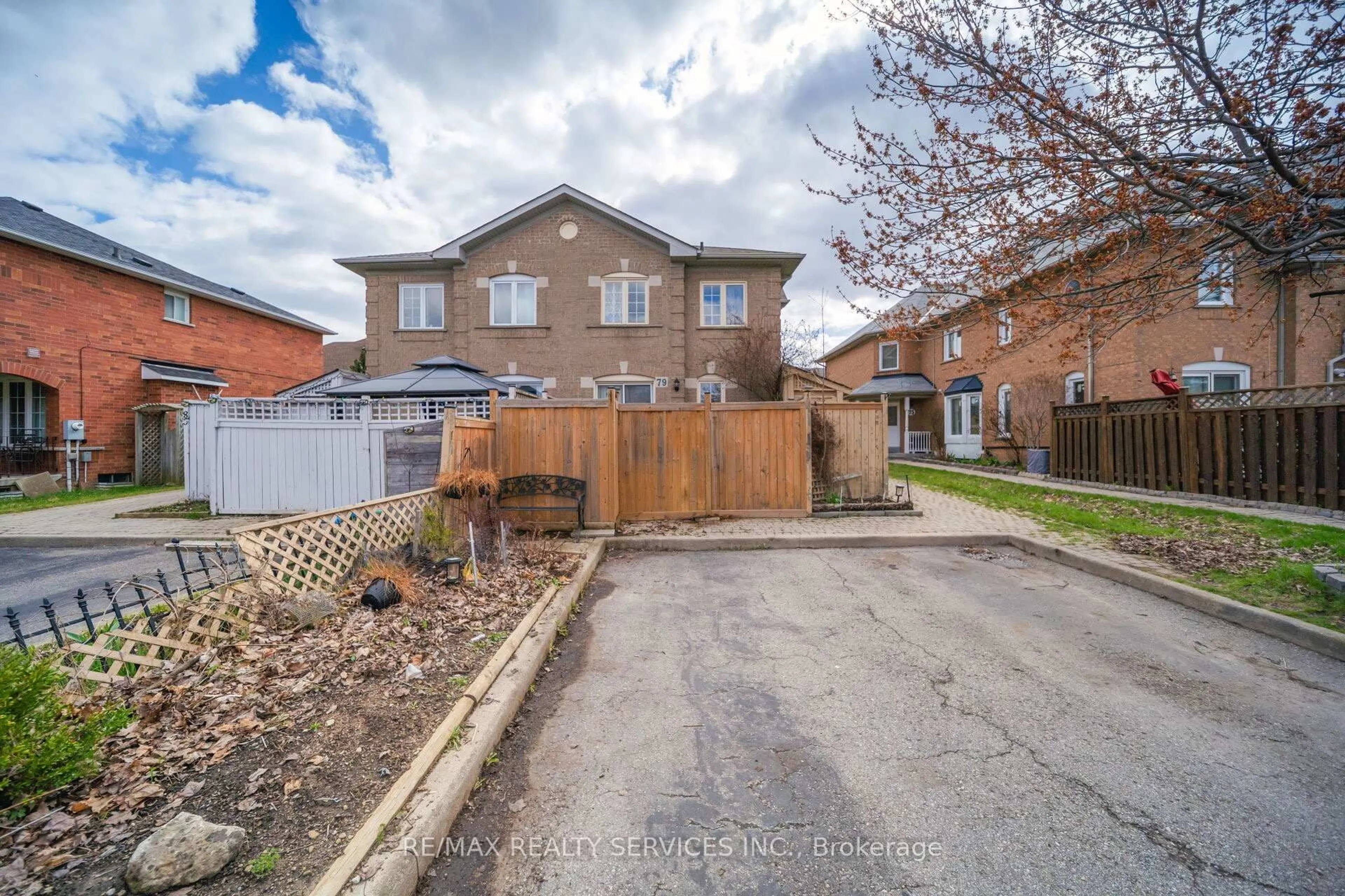 A pic from outside/outdoor area/front of a property/back of a property/a pic from drone, street for 79 Pressed Brick Dr, Brampton Ontario L6V 4K5