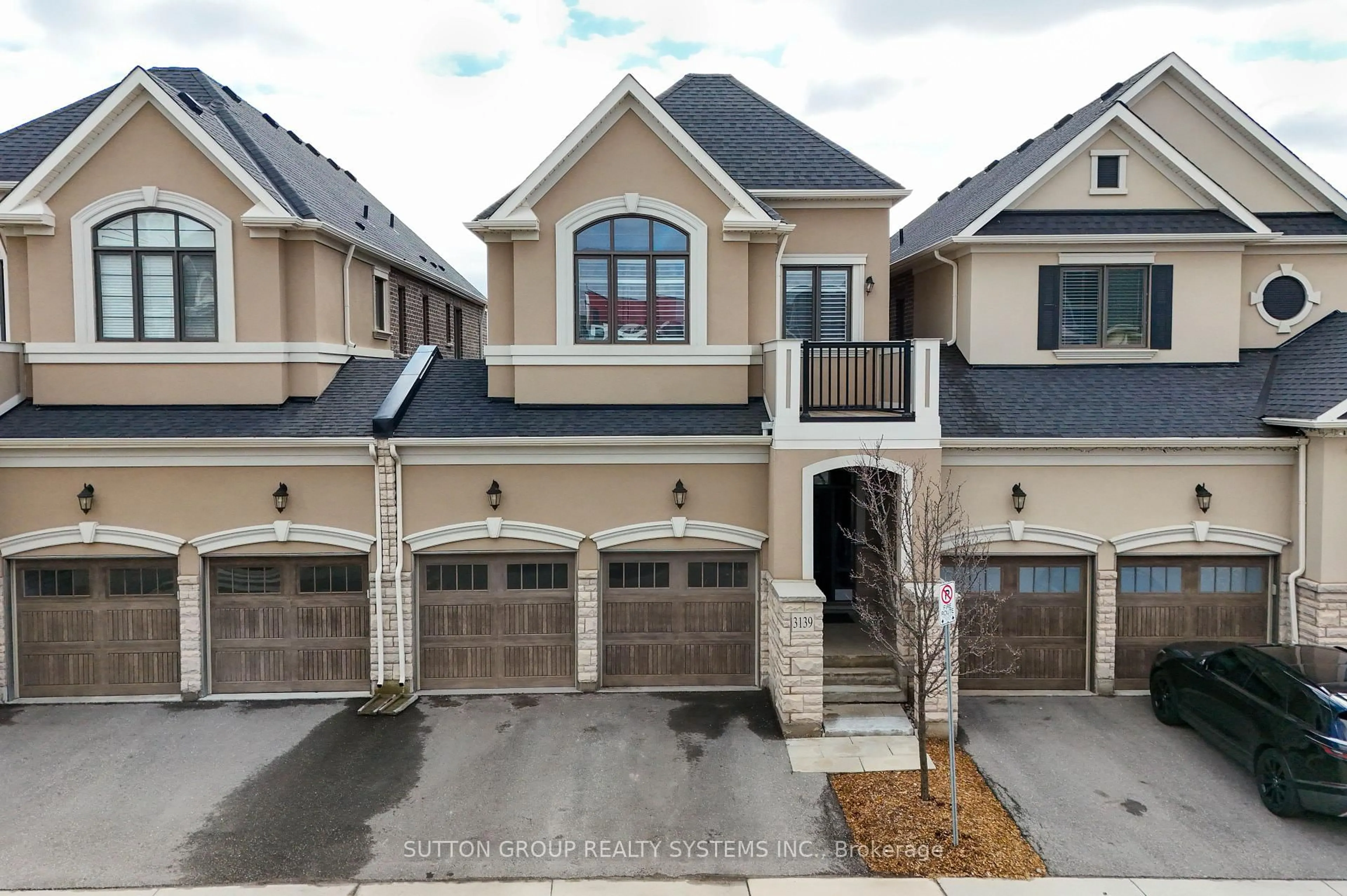 A pic from outside/outdoor area/front of a property/back of a property/a pic from drone, street for 3139 Riverpath Common, Oakville Ontario L6M 1P6