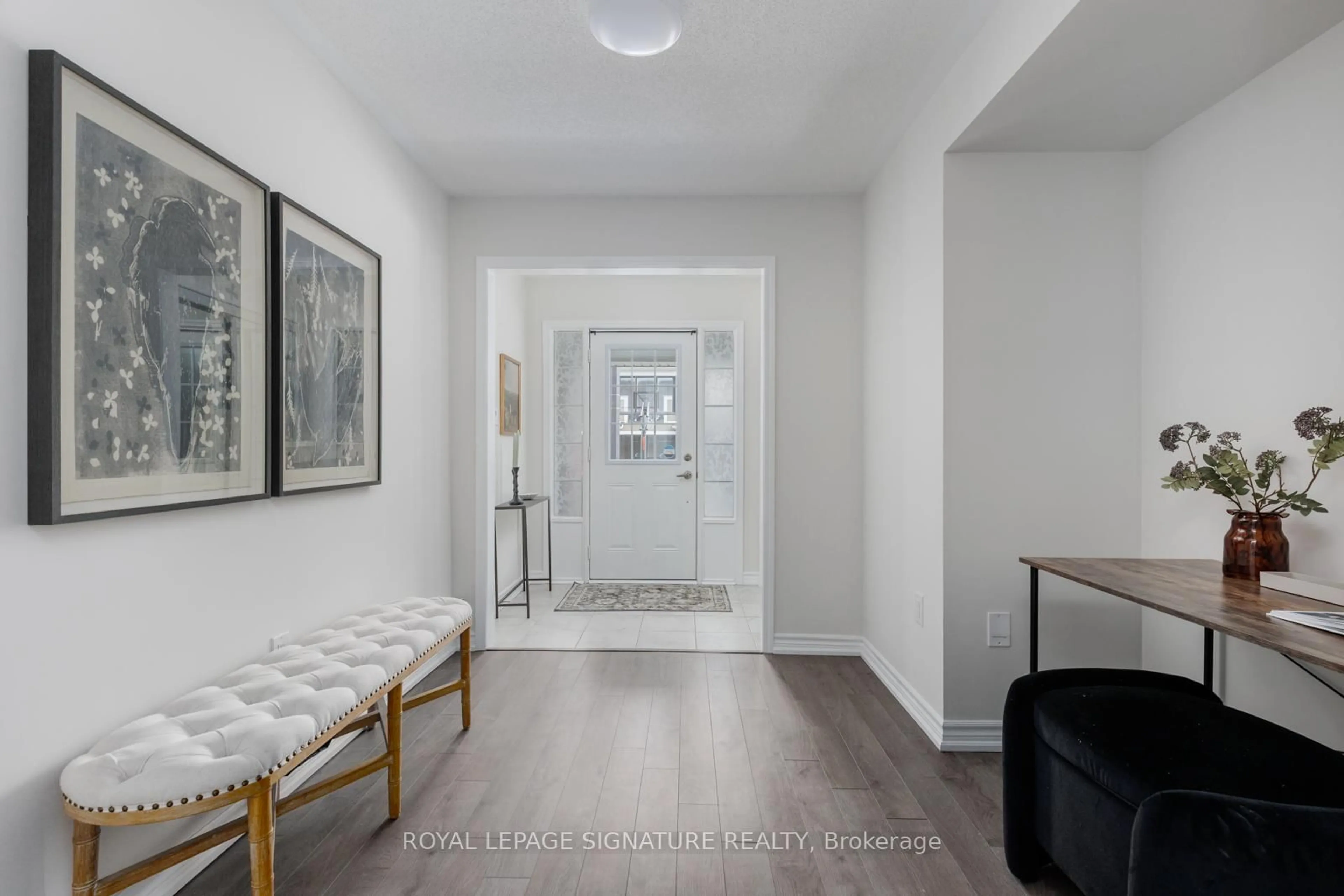 Indoor entryway for 554 Buckeye Crt, Milton Ontario L9E 1M2