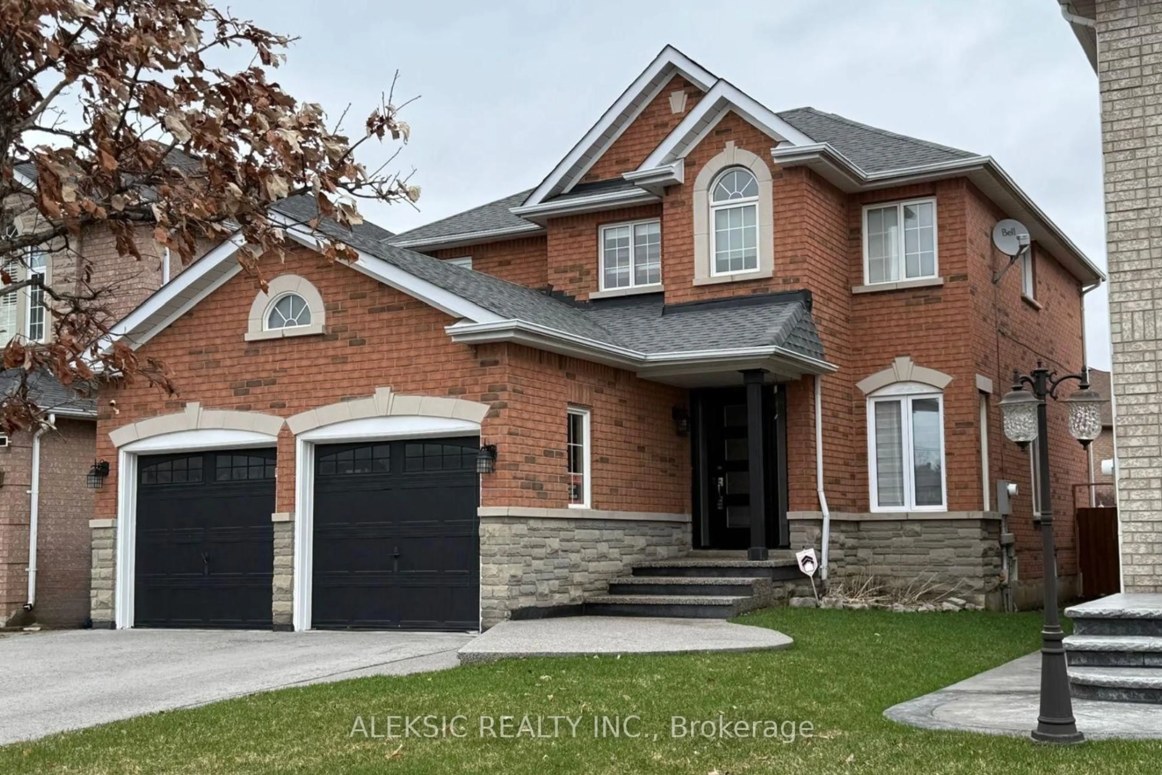 Home with brick exterior material, street for 33 Hillpath Cres, Brampton Ontario L6Z 4T7
