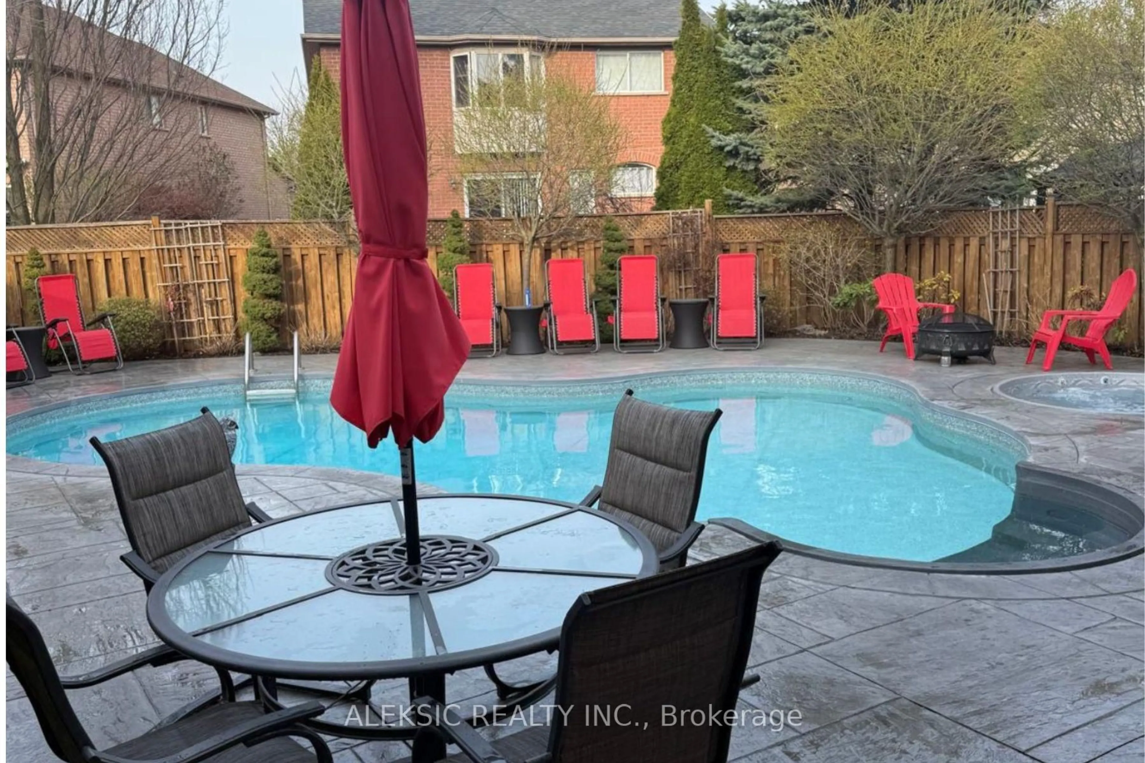 Pool for 33 Hillpath Cres, Brampton Ontario L6Z 4T7