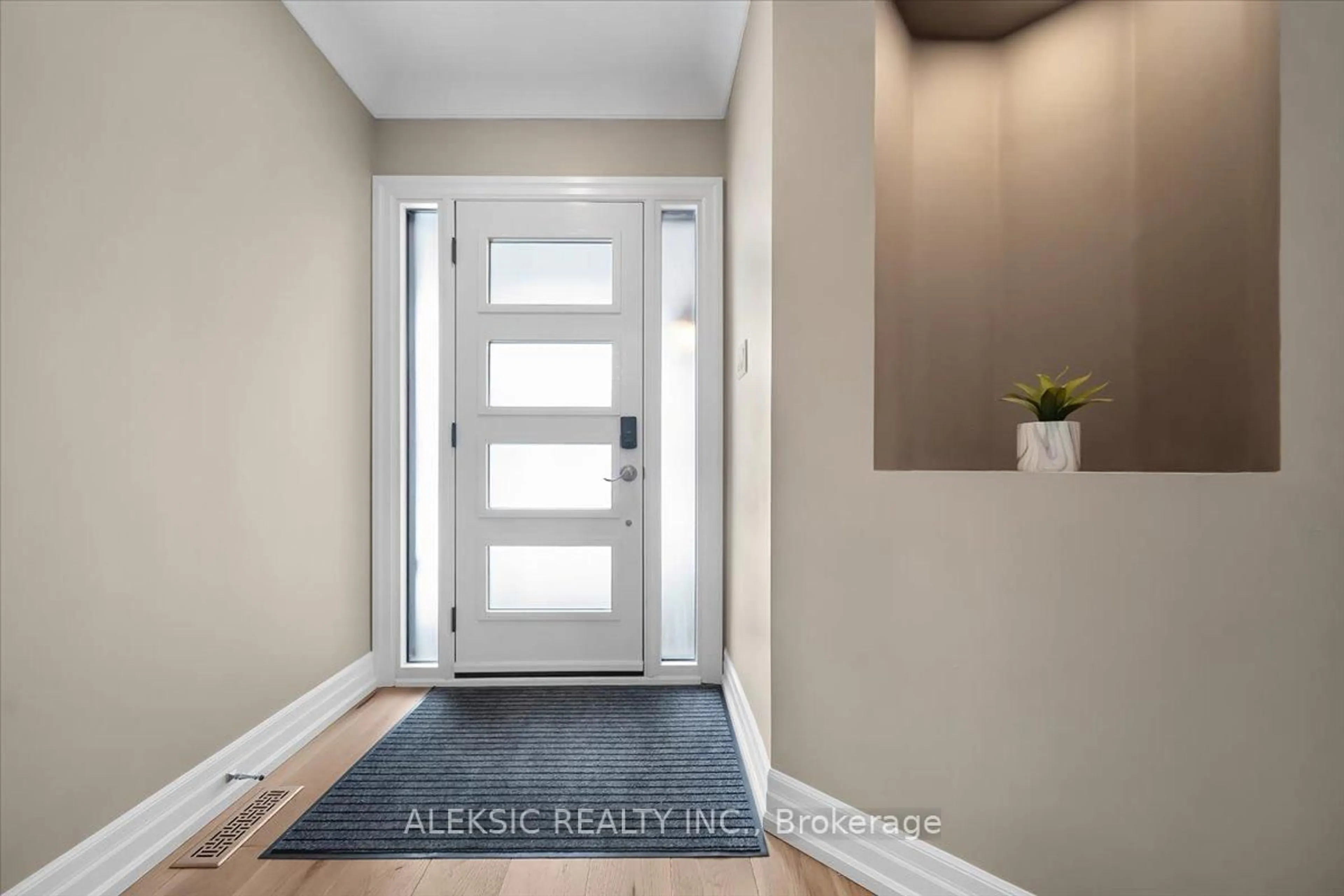 Indoor entryway for 33 Hillpath Cres, Brampton Ontario L6Z 4T7