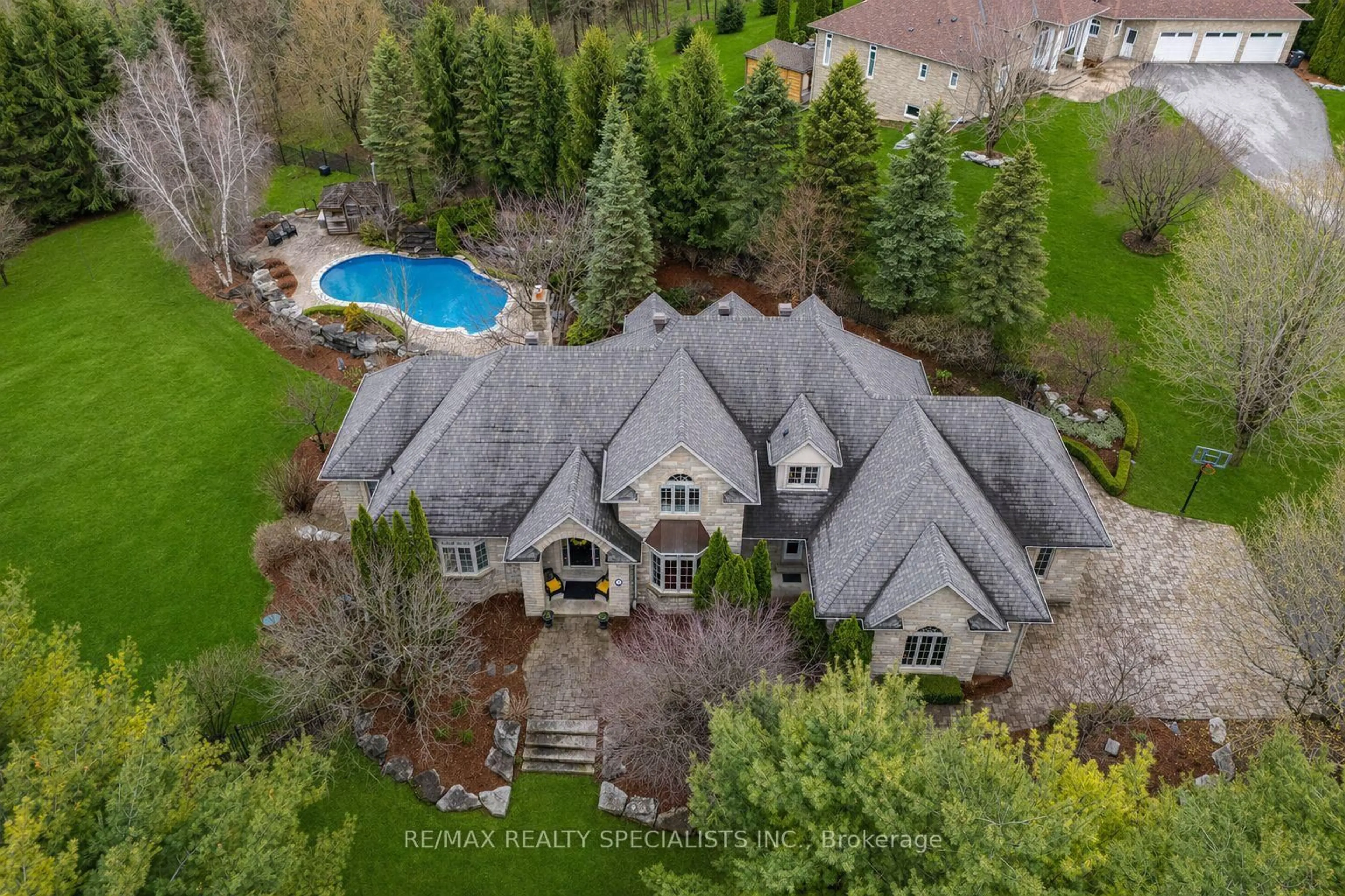 A pic from outside/outdoor area/front of a property/back of a property/a pic from drone, unknown for 2 Valley Hill Dr, Caledon Ontario L7E 0B7