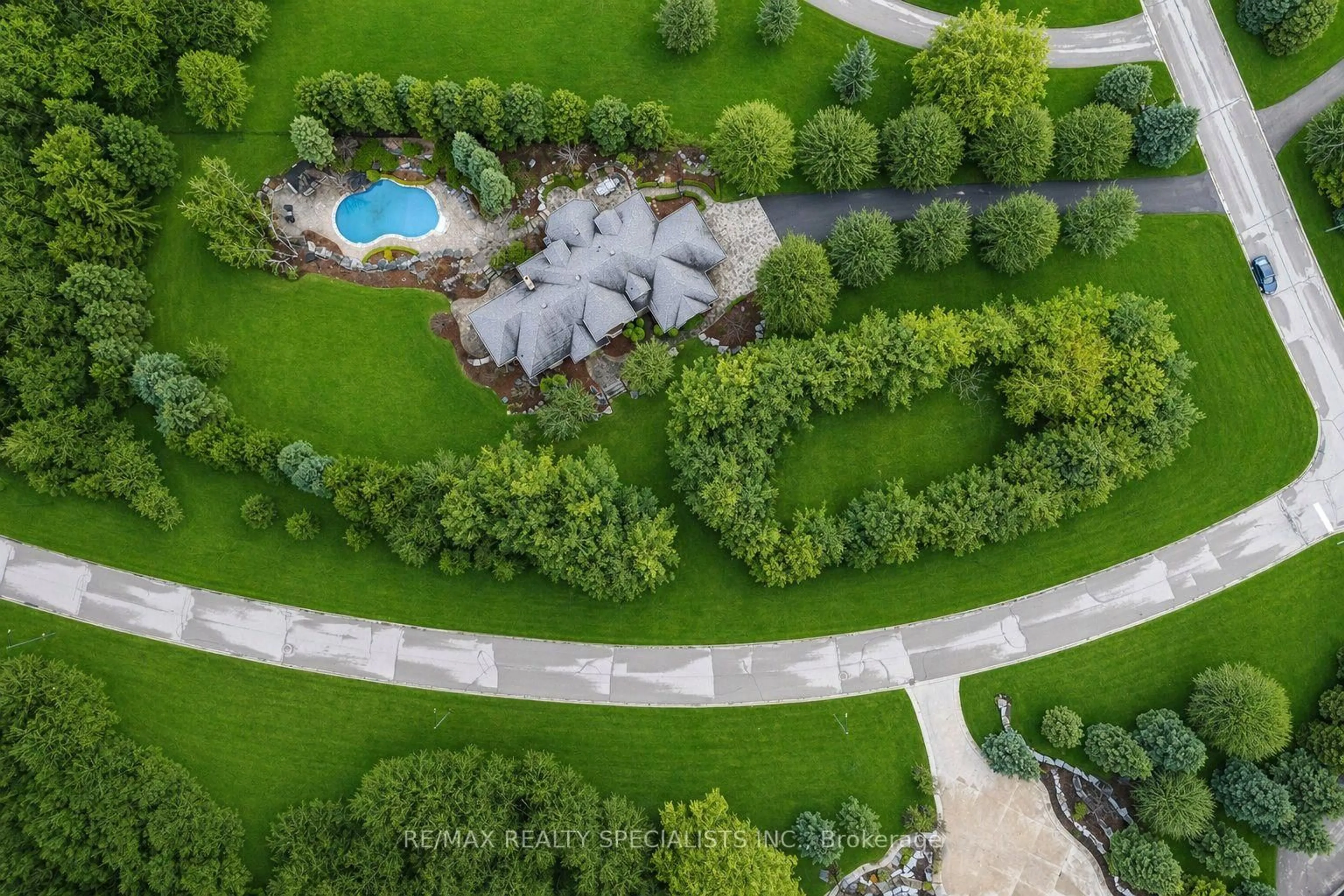 A pic from outside/outdoor area/front of a property/back of a property/a pic from drone, street for 2 Valley Hill Dr, Caledon Ontario L7E 0B7