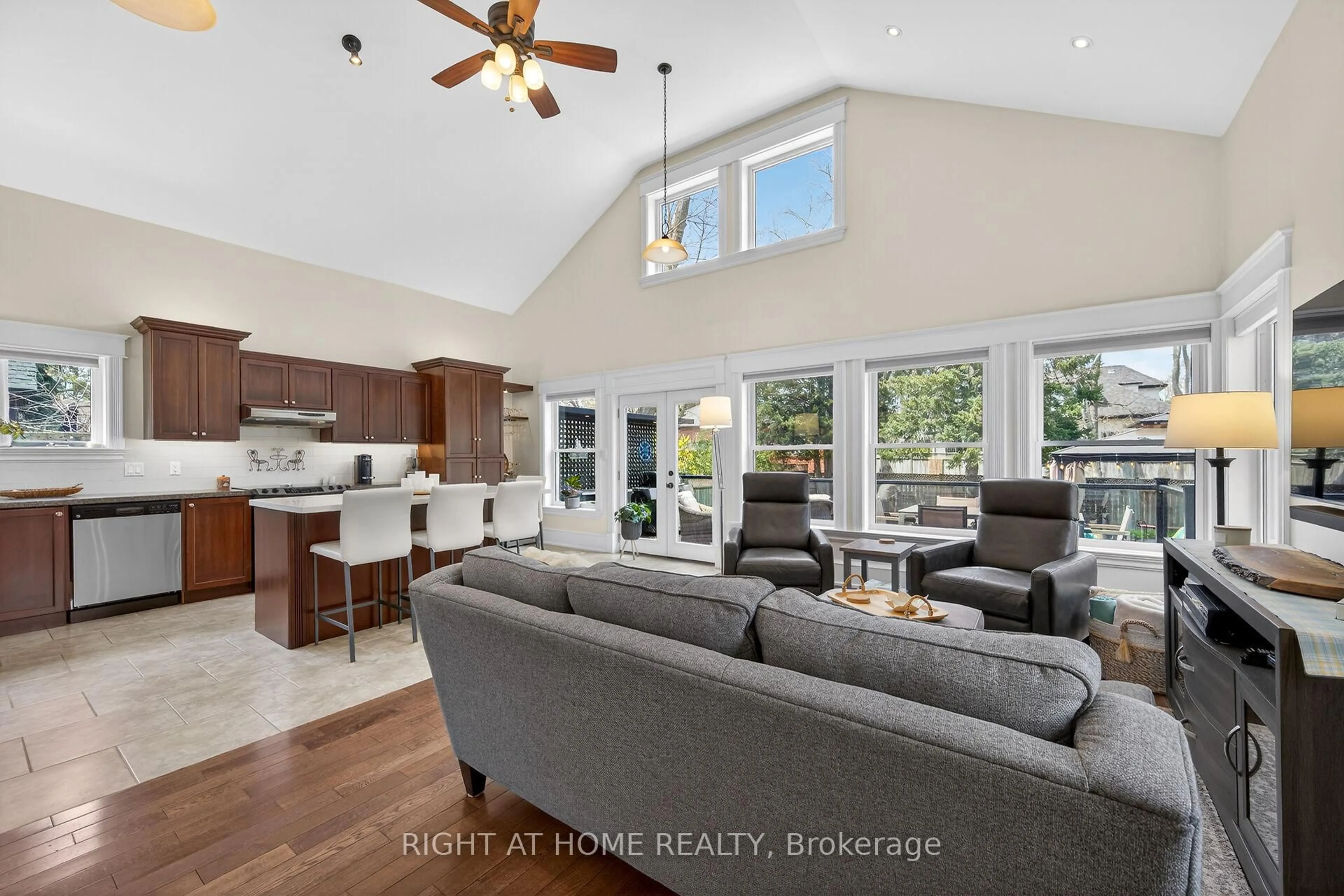 Open concept kitchen, unknown for 46 Bay St, Mississauga Ontario L5H 1C3