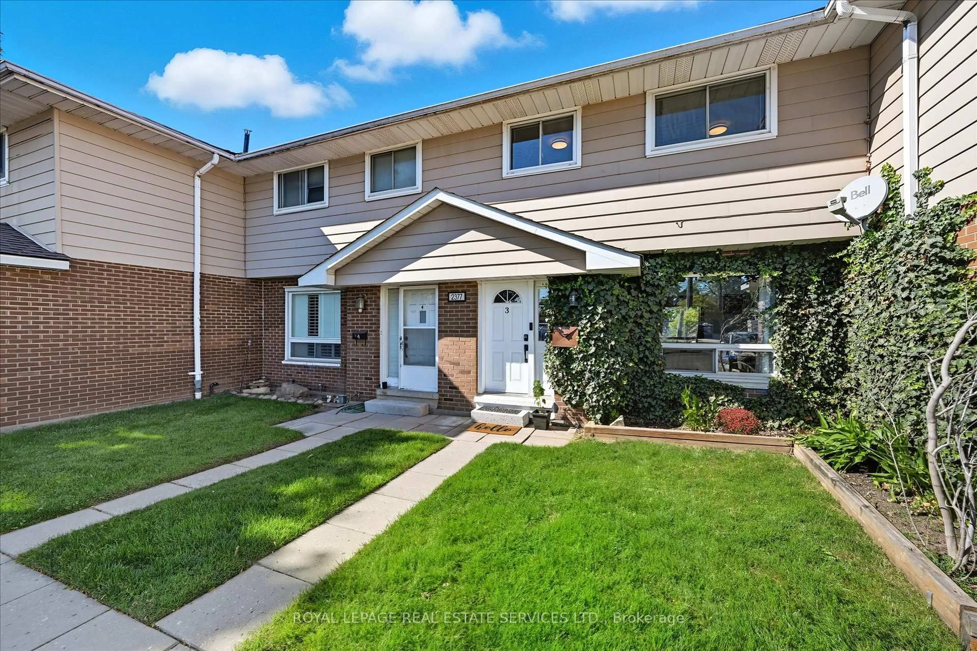 Home with vinyl exterior material, street for 2377 Industrial St #3, Burlington Ontario L7P 1A4