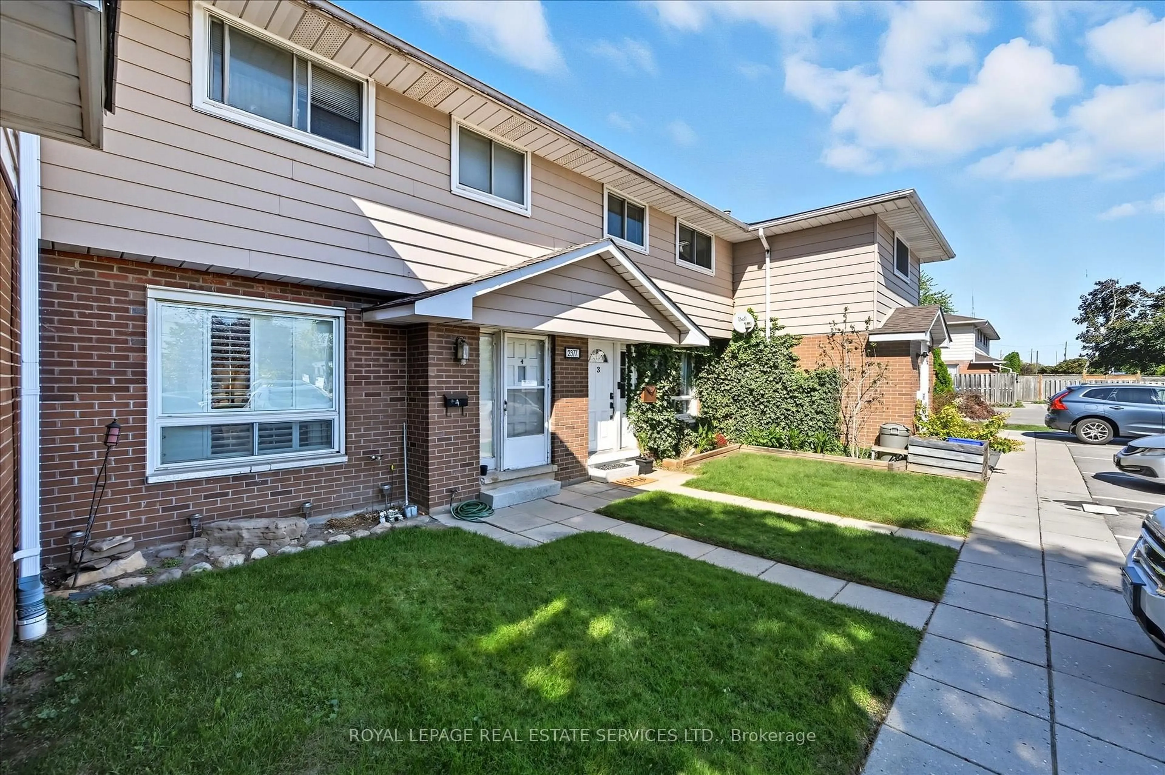 Home with vinyl exterior material, street for 2377 Industrial St #3, Burlington Ontario L7P 1A4