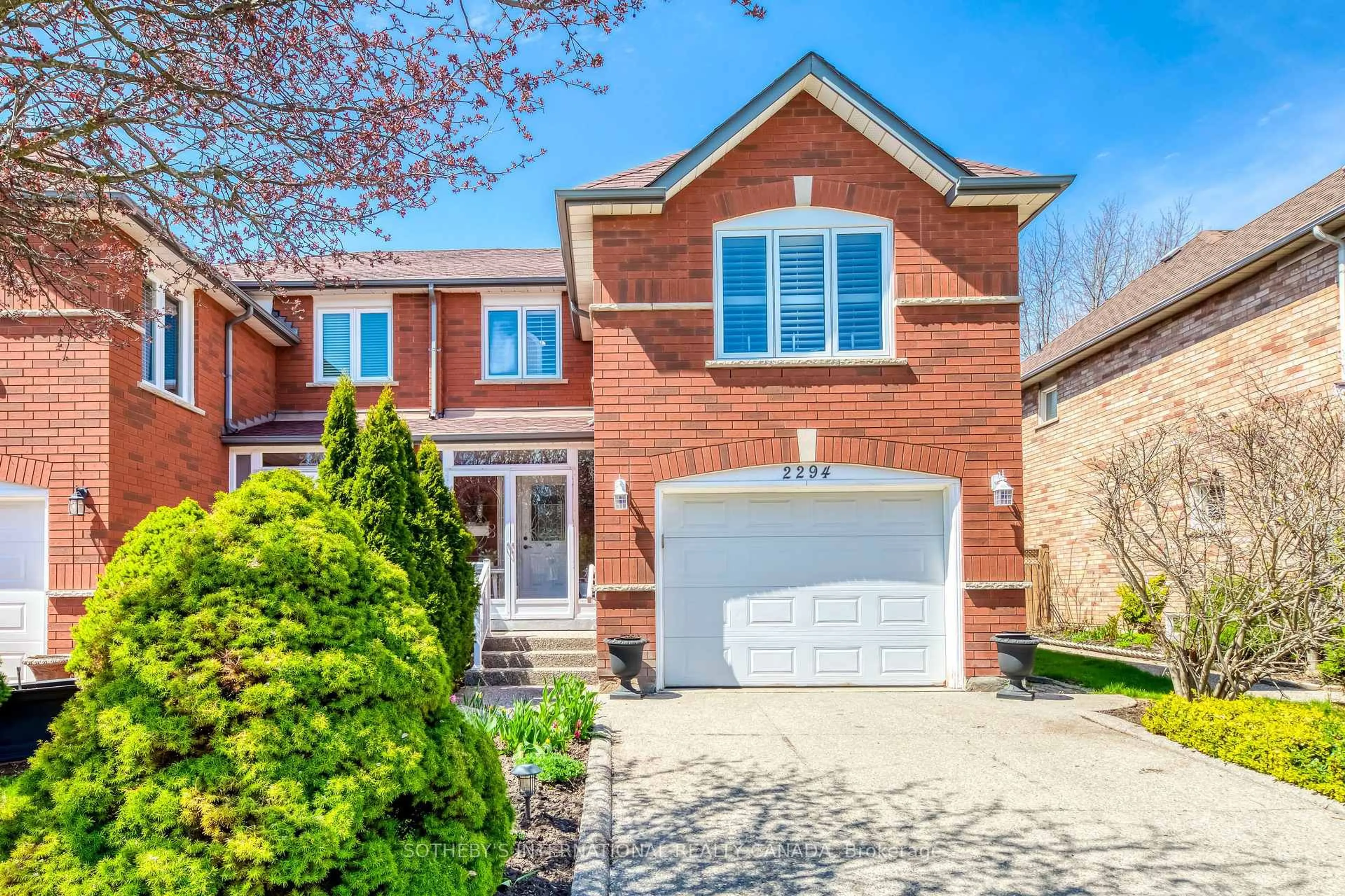 Home with brick exterior material, street for 2294 Dale Ridge Dr, Oakville Ontario L6M 3L5