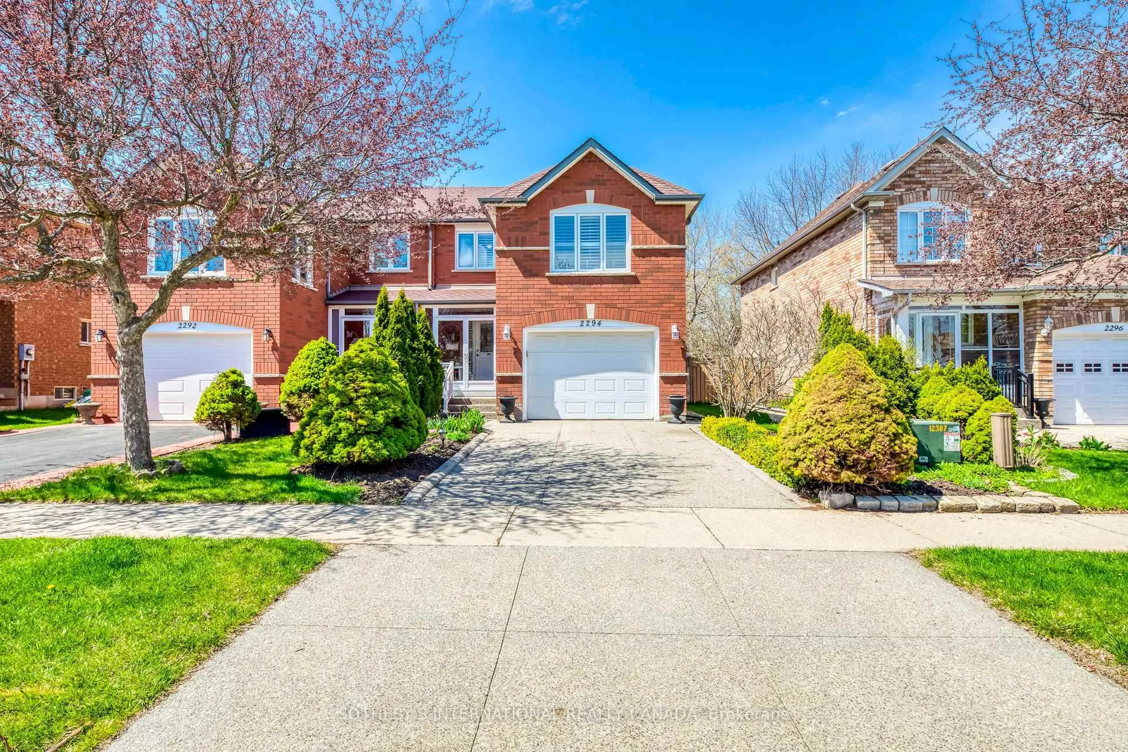 Home with brick exterior material, street for 2294 Dale Ridge Dr, Oakville Ontario L6M 3L5