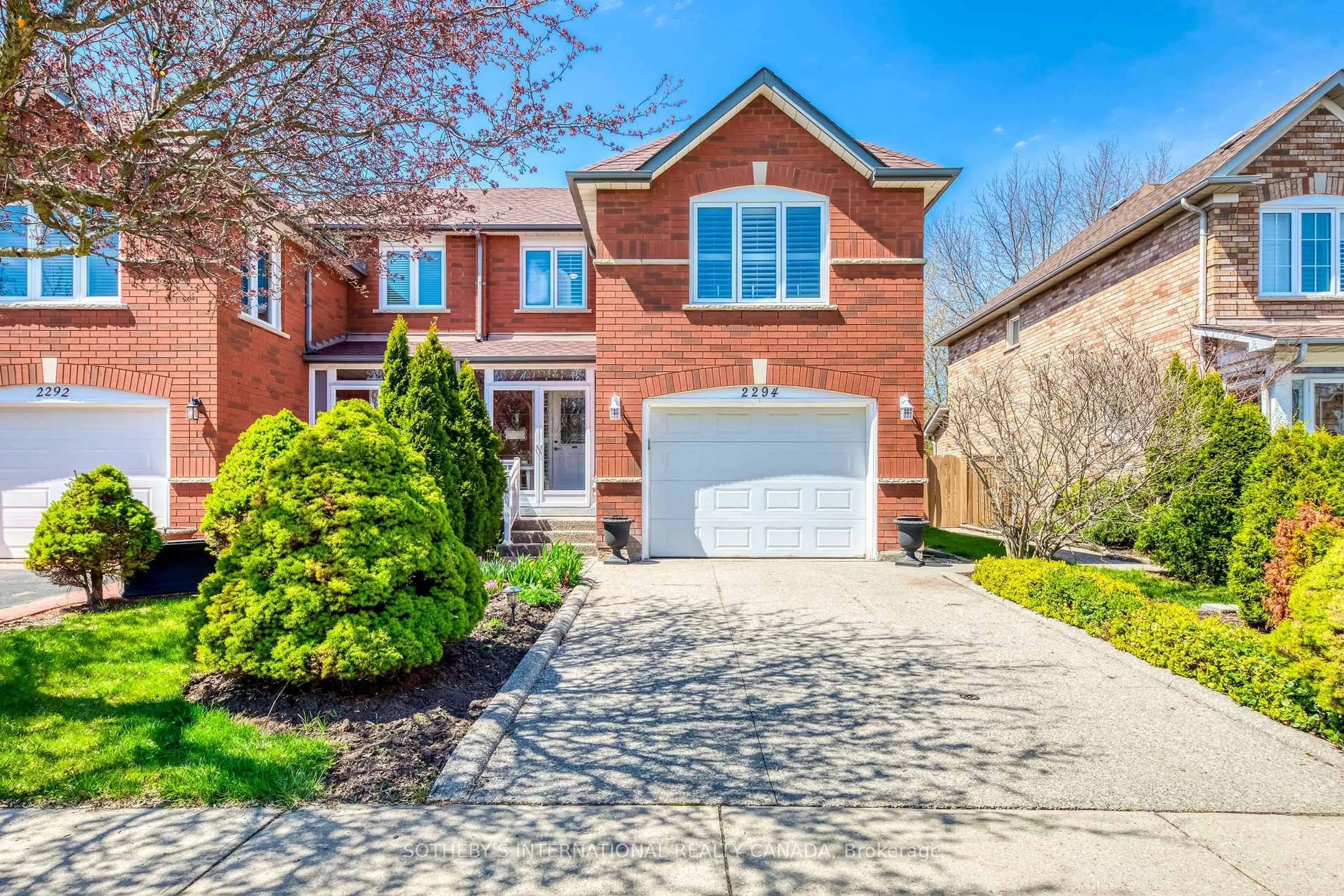 Home with brick exterior material, street for 2294 Dale Ridge Dr, Oakville Ontario L6M 3L5